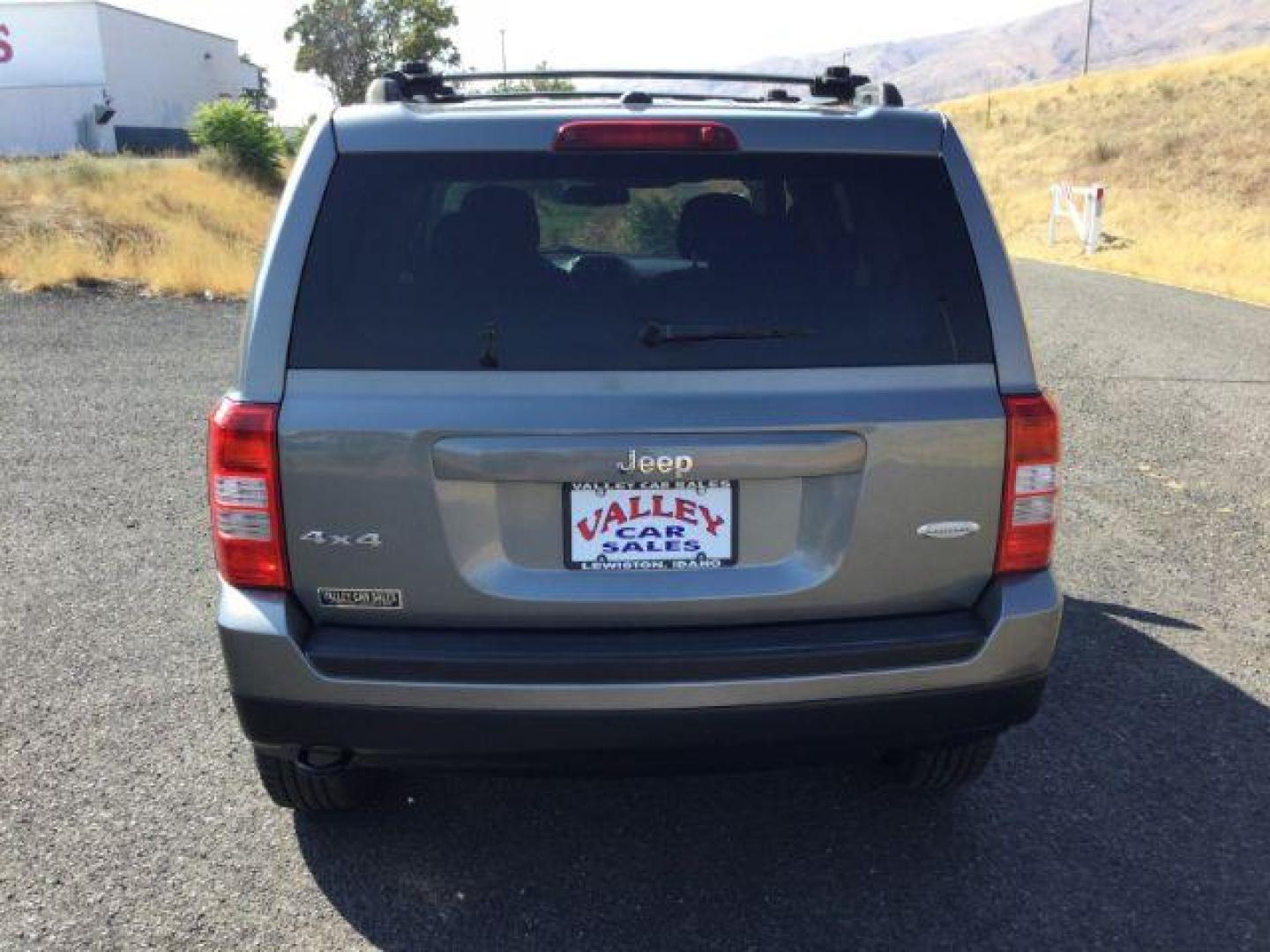 2011 Mineral Gray Metallic /Dark Slate Gray Cloth Interior Jeep Patriot 4WD (1J4NF1GB8BD) with an 2.4L L4 DOHC 16V engine, Continuously Variable Transmission transmission, located at 1801 Main Street, Lewiston, 83501, (208) 743-9371, 46.417065, -117.004799 - Photo#5