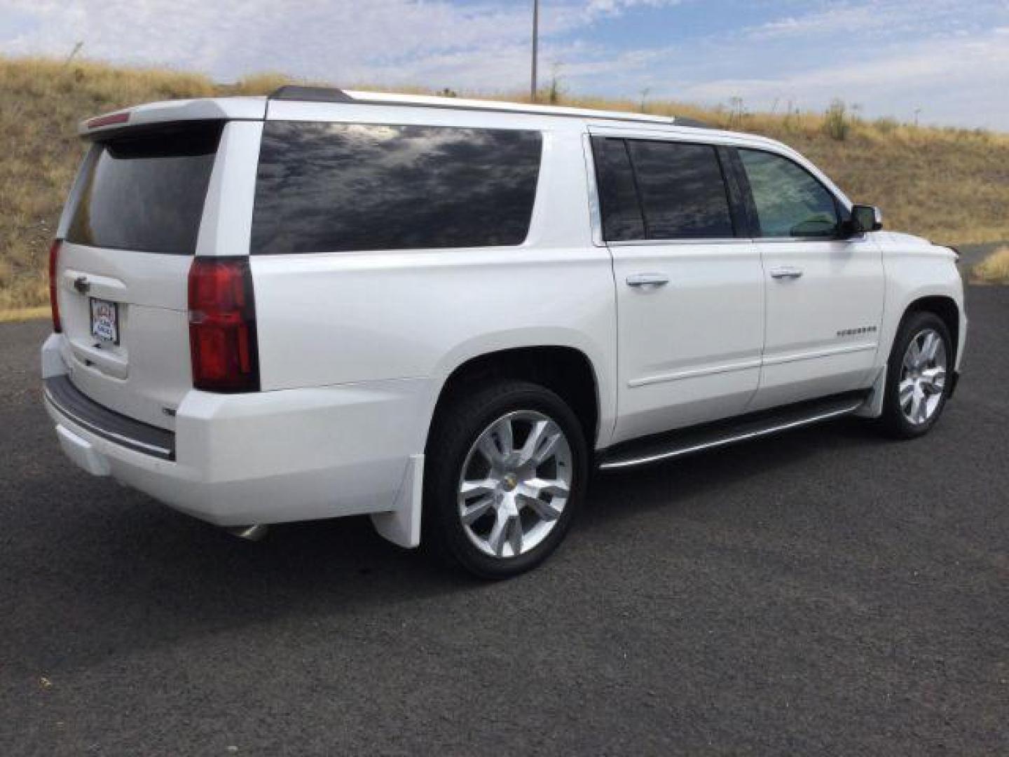 2017 Iridescent Pearl Tricoat /Cocoa/Mahogany, leather Chevrolet Suburban Premier 4WD (1GNSKJKC3HR) with an 5.3L V8 OHV 16V engine, 6-Speed Automatic transmission, located at 1801 Main Street, Lewiston, 83501, (208) 743-9371, 46.417065, -117.004799 - Photo#10