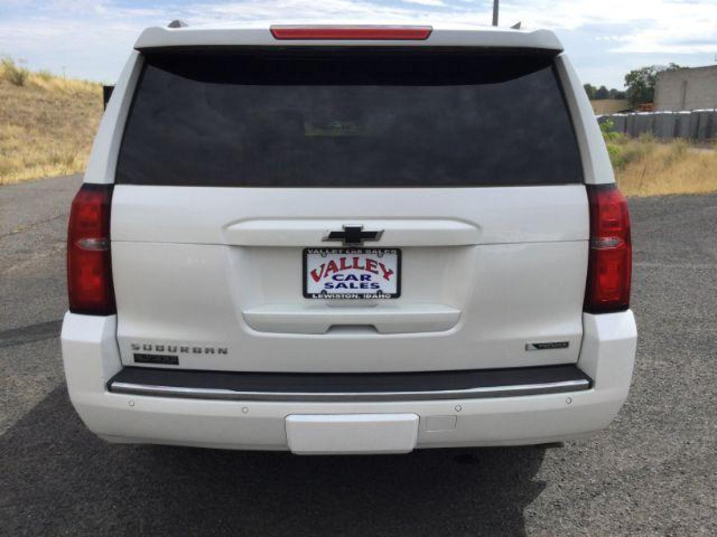 2017 Iridescent Pearl Tricoat /Cocoa/Mahogany, leather Chevrolet Suburban Premier 4WD (1GNSKJKC3HR) with an 5.3L V8 OHV 16V engine, 6-Speed Automatic transmission, located at 1801 Main Street, Lewiston, 83501, (208) 743-9371, 46.417065, -117.004799 - Photo#16