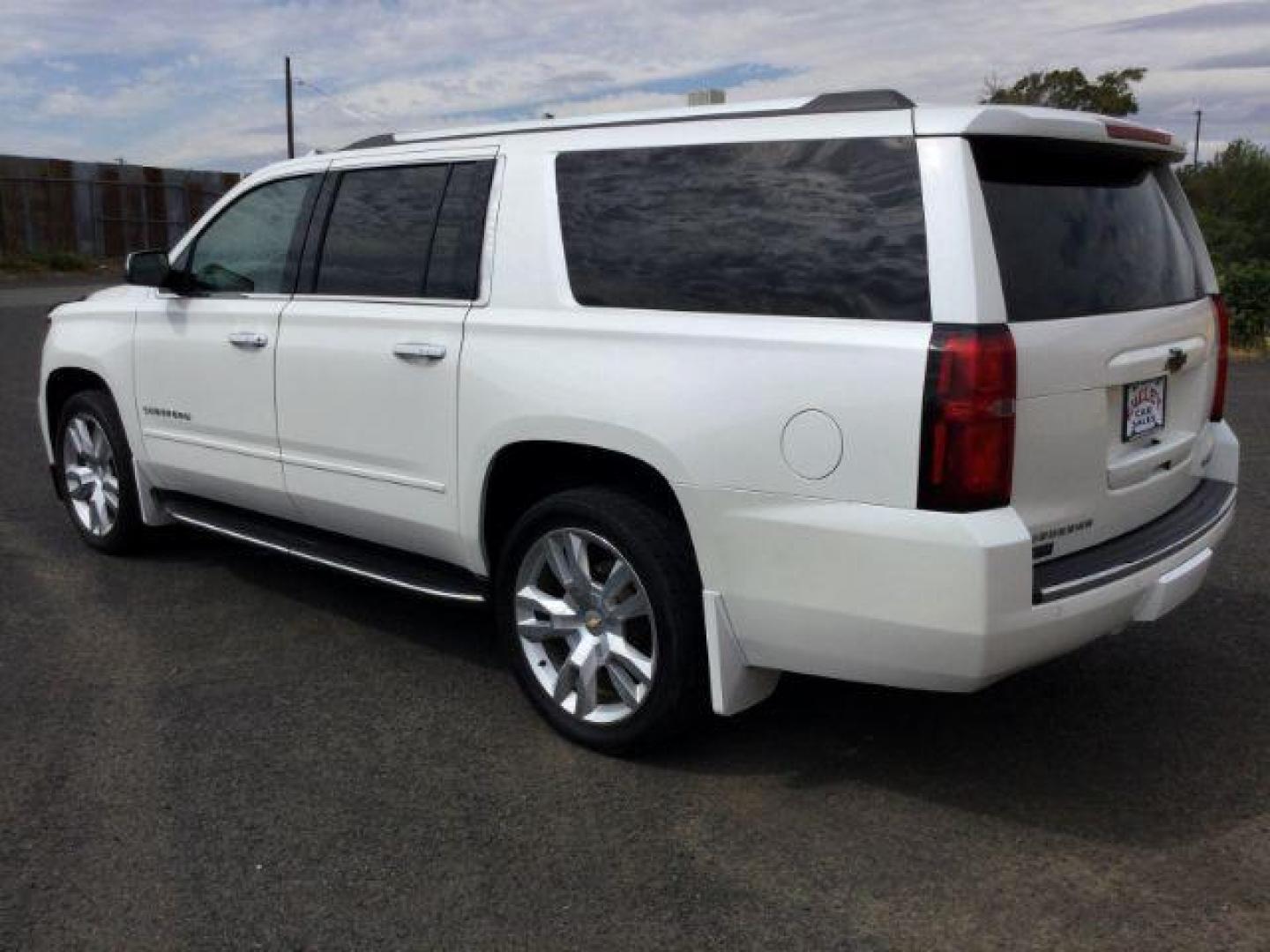 2017 Iridescent Pearl Tricoat /Cocoa/Mahogany, leather Chevrolet Suburban Premier 4WD (1GNSKJKC3HR) with an 5.3L V8 OHV 16V engine, 6-Speed Automatic transmission, located at 1801 Main Street, Lewiston, 83501, (208) 743-9371, 46.417065, -117.004799 - Photo#2