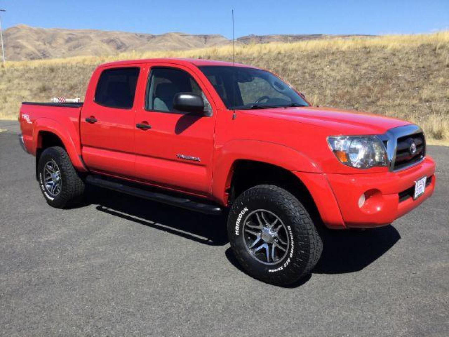 2006 Radiant Red /Graphite Cloth Interior Toyota Tacoma Double Cab V6 4WD (5TELU42N76Z) with an 4.0L V6 DOHC 24V engine, automatic transmission, located at 1801 Main Street, Lewiston, 83501, (208) 743-9371, 46.417065, -117.004799 - Photo#9