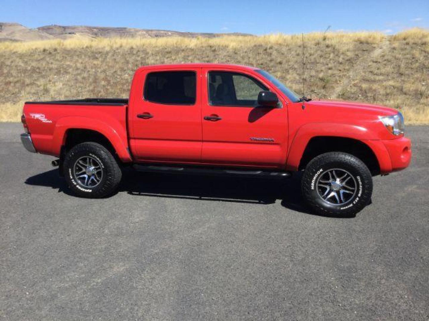 2006 Radiant Red /Graphite Cloth Interior Toyota Tacoma Double Cab V6 4WD (5TELU42N76Z) with an 4.0L V6 DOHC 24V engine, automatic transmission, located at 1801 Main Street, Lewiston, 83501, (208) 743-9371, 46.417065, -117.004799 - Photo#10