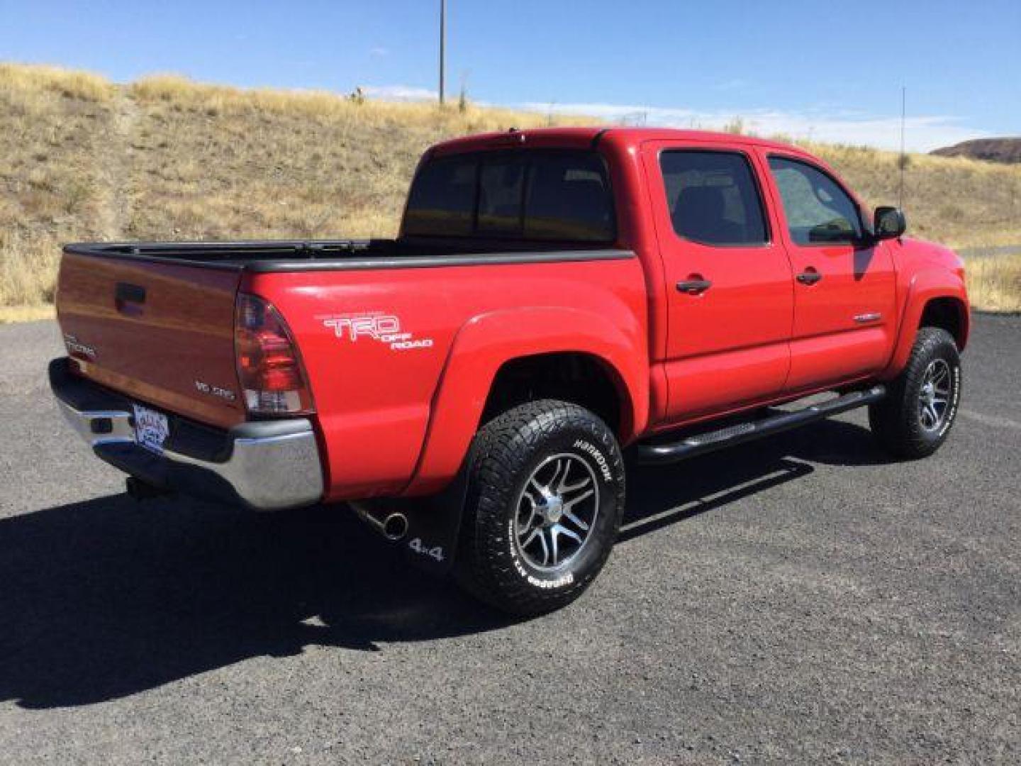 2006 Radiant Red /Graphite Cloth Interior Toyota Tacoma Double Cab V6 4WD (5TELU42N76Z) with an 4.0L V6 DOHC 24V engine, automatic transmission, located at 1801 Main Street, Lewiston, 83501, (208) 743-9371, 46.417065, -117.004799 - Photo#11