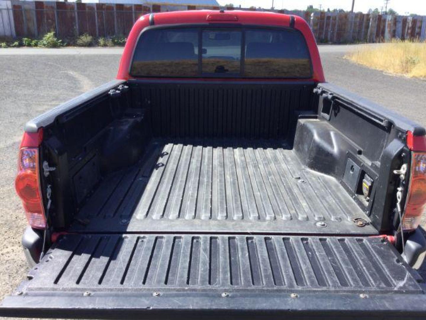 2006 Radiant Red /Graphite Cloth Interior Toyota Tacoma Double Cab V6 4WD (5TELU42N76Z) with an 4.0L V6 DOHC 24V engine, automatic transmission, located at 1801 Main Street, Lewiston, 83501, (208) 743-9371, 46.417065, -117.004799 - Photo#16