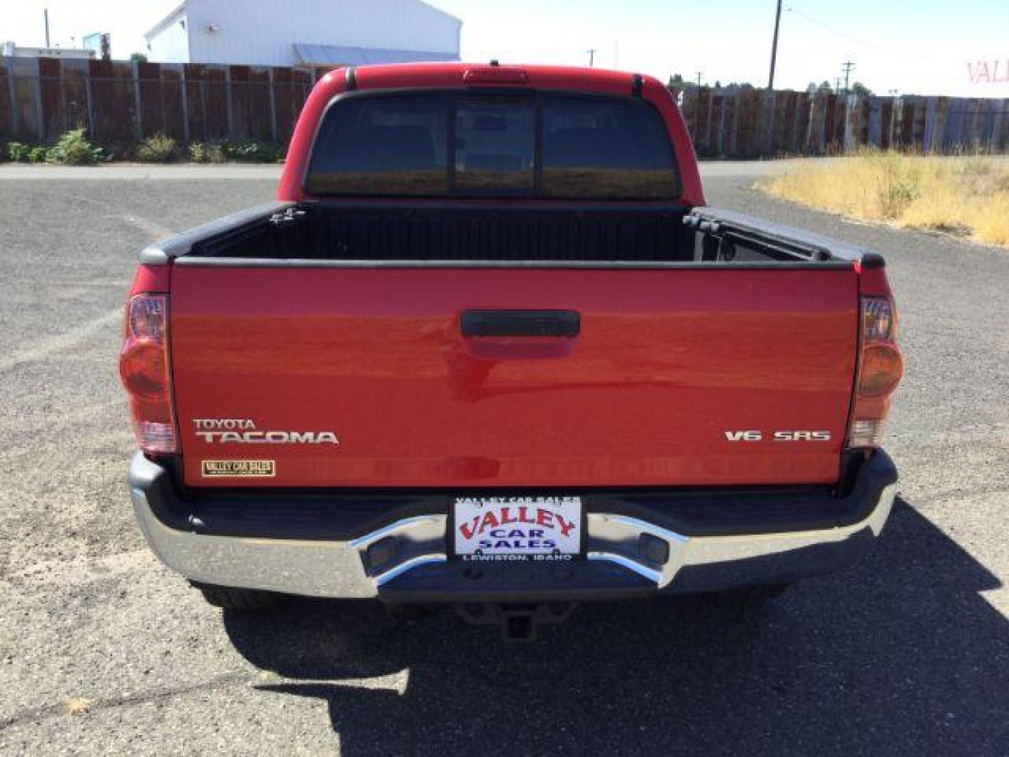 2006 Radiant Red /Graphite Cloth Interior Toyota Tacoma Double Cab V6 4WD (5TELU42N76Z) with an 4.0L V6 DOHC 24V engine, automatic transmission, located at 1801 Main Street, Lewiston, 83501, (208) 743-9371, 46.417065, -117.004799 - Photo#17