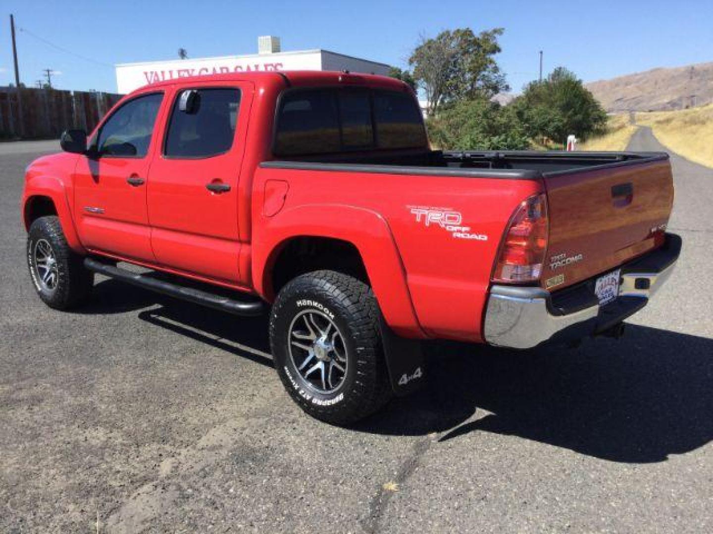 2006 Radiant Red /Graphite Cloth Interior Toyota Tacoma Double Cab V6 4WD (5TELU42N76Z) with an 4.0L V6 DOHC 24V engine, automatic transmission, located at 1801 Main Street, Lewiston, 83501, (208) 743-9371, 46.417065, -117.004799 - Photo#2