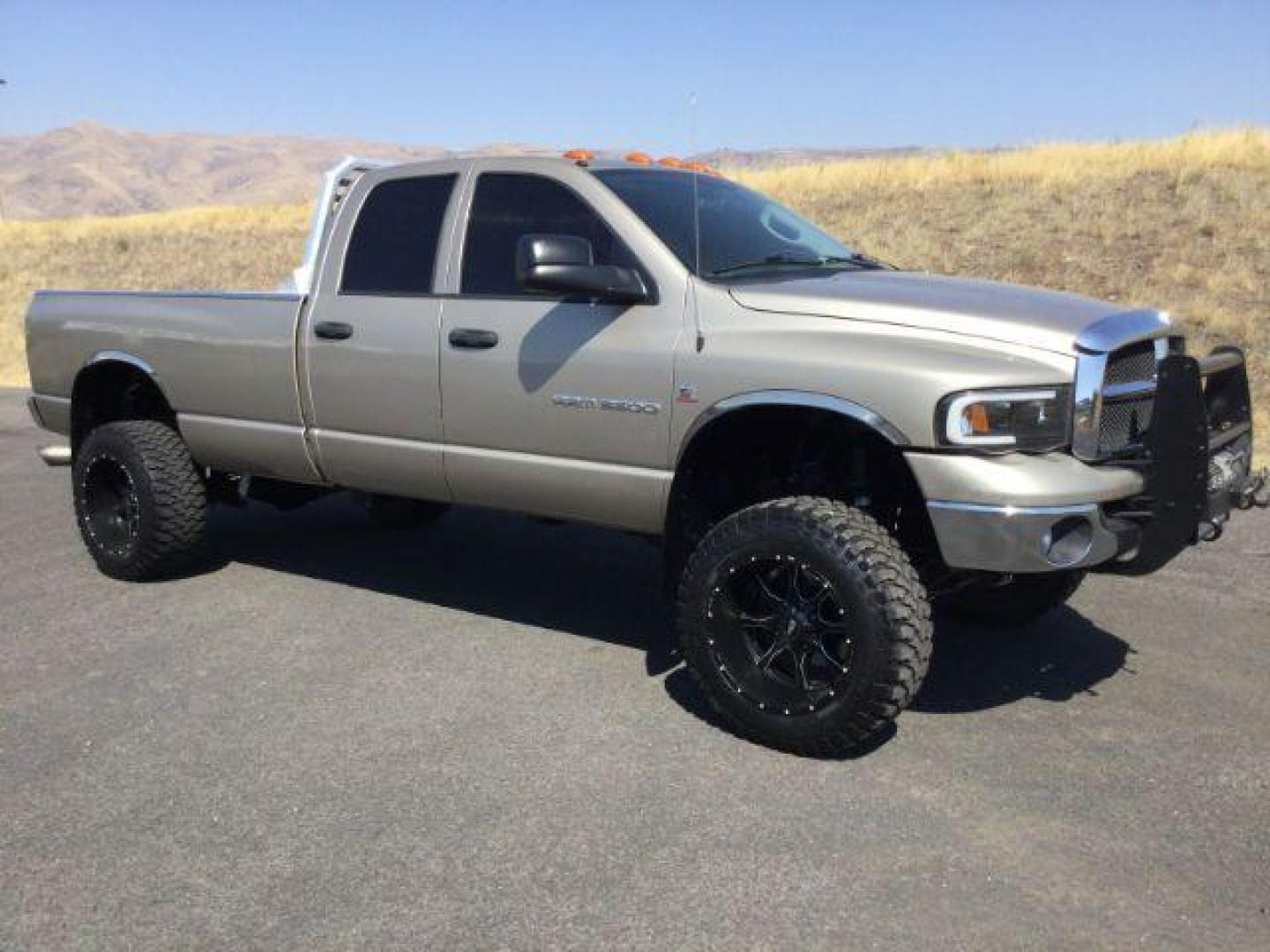 2005 Light Almond Pearl Metallic /Taupe Cloth Interior Dodge Ram 3500 SLT Quad Cab Long Bed 4WD (3D7LS38C25G) with an 5.9L L6 OHV 24V TURBO DIESEL engine, 6-Speed Manual transmission, located at 1801 Main Street, Lewiston, 83501, (208) 743-9371, 46.417065, -117.004799 - Photo#5