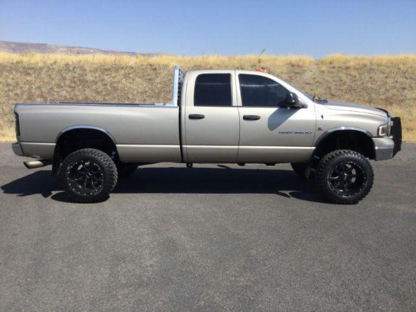 2005 Light Almond Pearl Metallic /Taupe Cloth Interior Dodge Ram 3500 SLT Quad Cab Long Bed 4WD (3D7LS38C25G) with an 5.9L L6 OHV 24V TURBO DIESEL engine, 6-Speed Manual transmission, located at 1801 Main Street, Lewiston, 83501, (208) 743-9371, 46.417065, -117.004799 - Photo#6