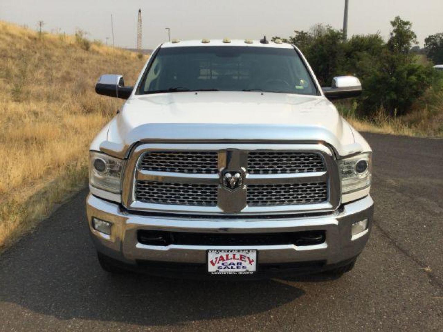 2014 WHITE /black leather RAM 3500 Crew Cab 4WD DRW (3C7WRTCLXEG) with an 6.7L L6 OHV 24V TURBO DIESEL engine, 6-Speed Automatic transmission, located at 1801 Main Street, Lewiston, 83501, (208) 743-9371, 46.417065, -117.004799 - Photo#9