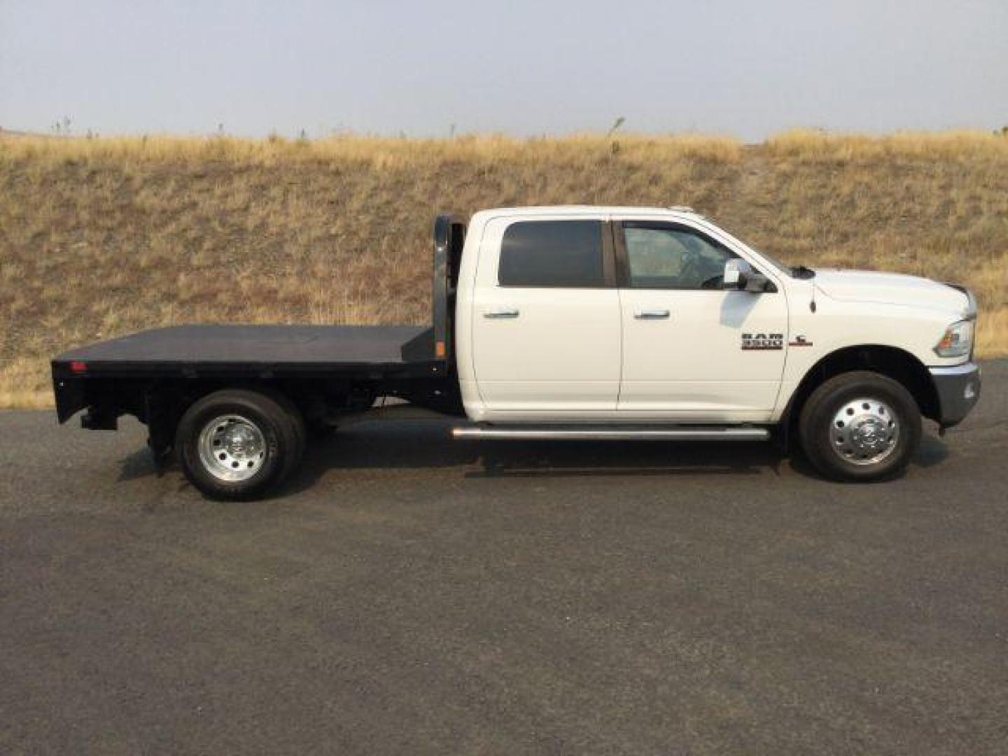 2014 WHITE /black leather RAM 3500 Crew Cab 4WD DRW (3C7WRTCLXEG) with an 6.7L L6 OHV 24V TURBO DIESEL engine, 6-Speed Automatic transmission, located at 1801 Main Street, Lewiston, 83501, (208) 743-9371, 46.417065, -117.004799 - Photo#25