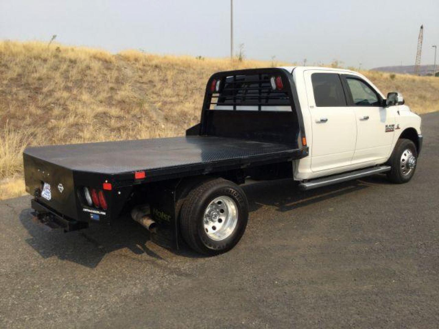 2014 WHITE /black leather RAM 3500 Crew Cab 4WD DRW (3C7WRTCLXEG) with an 6.7L L6 OHV 24V TURBO DIESEL engine, 6-Speed Automatic transmission, located at 1801 Main Street, Lewiston, 83501, (208) 743-9371, 46.417065, -117.004799 - Photo#26