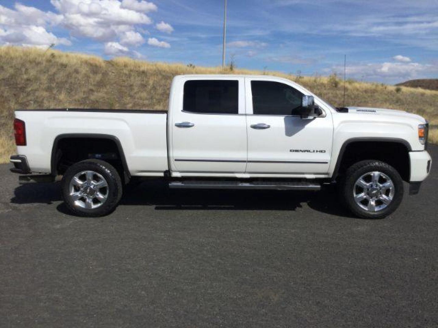 2018 White Frost Tricoat /Jet Black, leather GMC Sierra 3500HD Denali Crew Cab 4WD (1GT42YEY2JF) with an 6.6L V8 OHV 16 DIESEL engine, 6-Speed Automatic transmission, located at 1801 Main Street, Lewiston, 83501, (208) 743-9371, 46.417065, -117.004799 - Photo#12