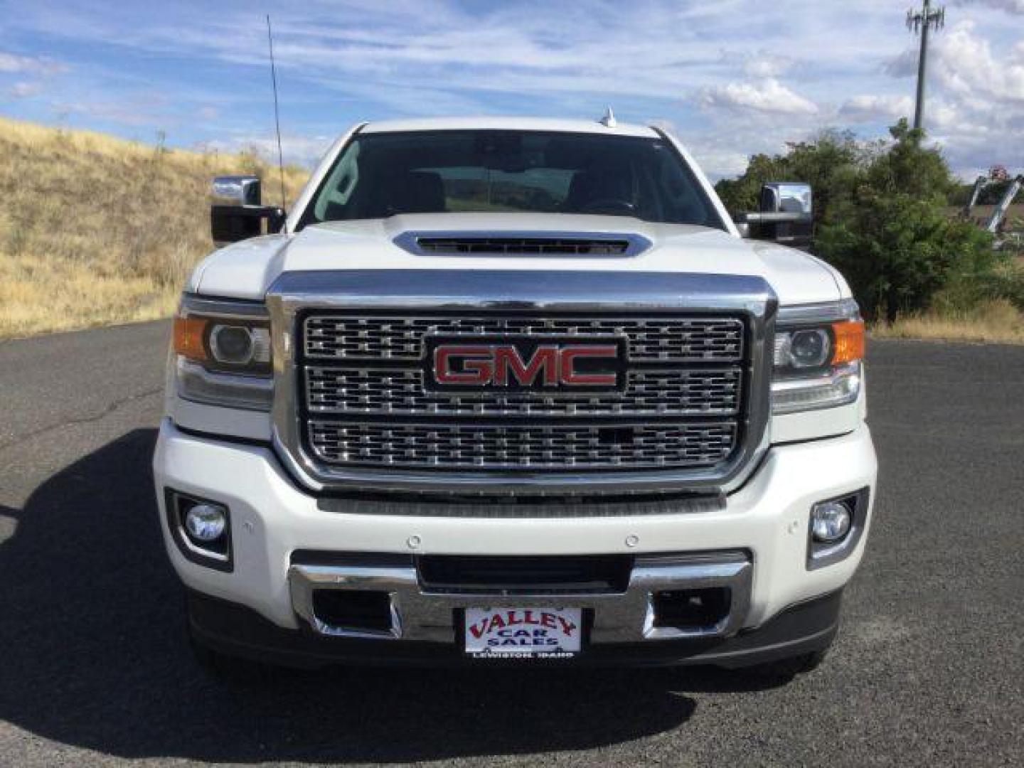 2018 White Frost Tricoat /Jet Black, leather GMC Sierra 3500HD Denali Crew Cab 4WD (1GT42YEY2JF) with an 6.6L V8 OHV 16 DIESEL engine, 6-Speed Automatic transmission, located at 1801 Main Street, Lewiston, 83501, (208) 743-9371, 46.417065, -117.004799 - Photo#17