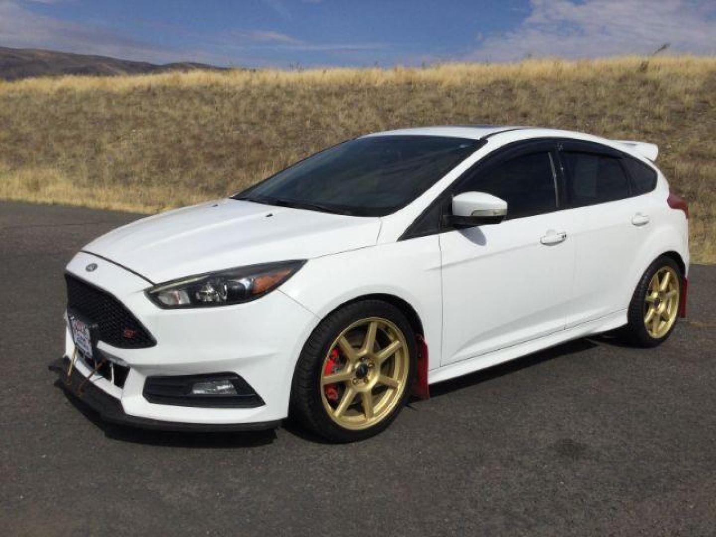 2017 Oxford White /Charcoal Black, leather Ford Focus ST Hatch (1FADP3L94HL) with an 2.0L L4 DOHC 16V engine, 6-Speed Manua transmission, located at 1801 Main Street, Lewiston, 83501, (208) 743-9371, 46.417065, -117.004799 - Photo#0