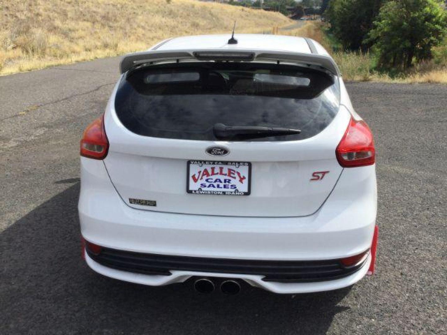 2017 Oxford White /Charcoal Black, leather Ford Focus ST Hatch (1FADP3L94HL) with an 2.0L L4 DOHC 16V engine, 6-Speed Manua transmission, located at 1801 Main Street, Lewiston, 83501, (208) 743-9371, 46.417065, -117.004799 - Photo#10