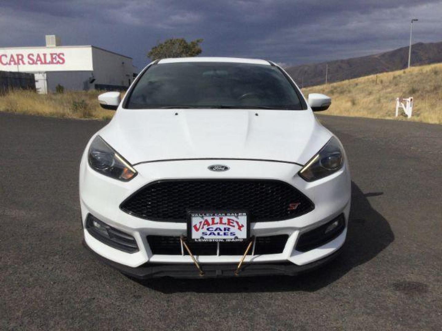 2017 Oxford White /Charcoal Black, leather Ford Focus ST Hatch (1FADP3L94HL) with an 2.0L L4 DOHC 16V engine, 6-Speed Manua transmission, located at 1801 Main Street, Lewiston, 83501, (208) 743-9371, 46.417065, -117.004799 - Photo#12