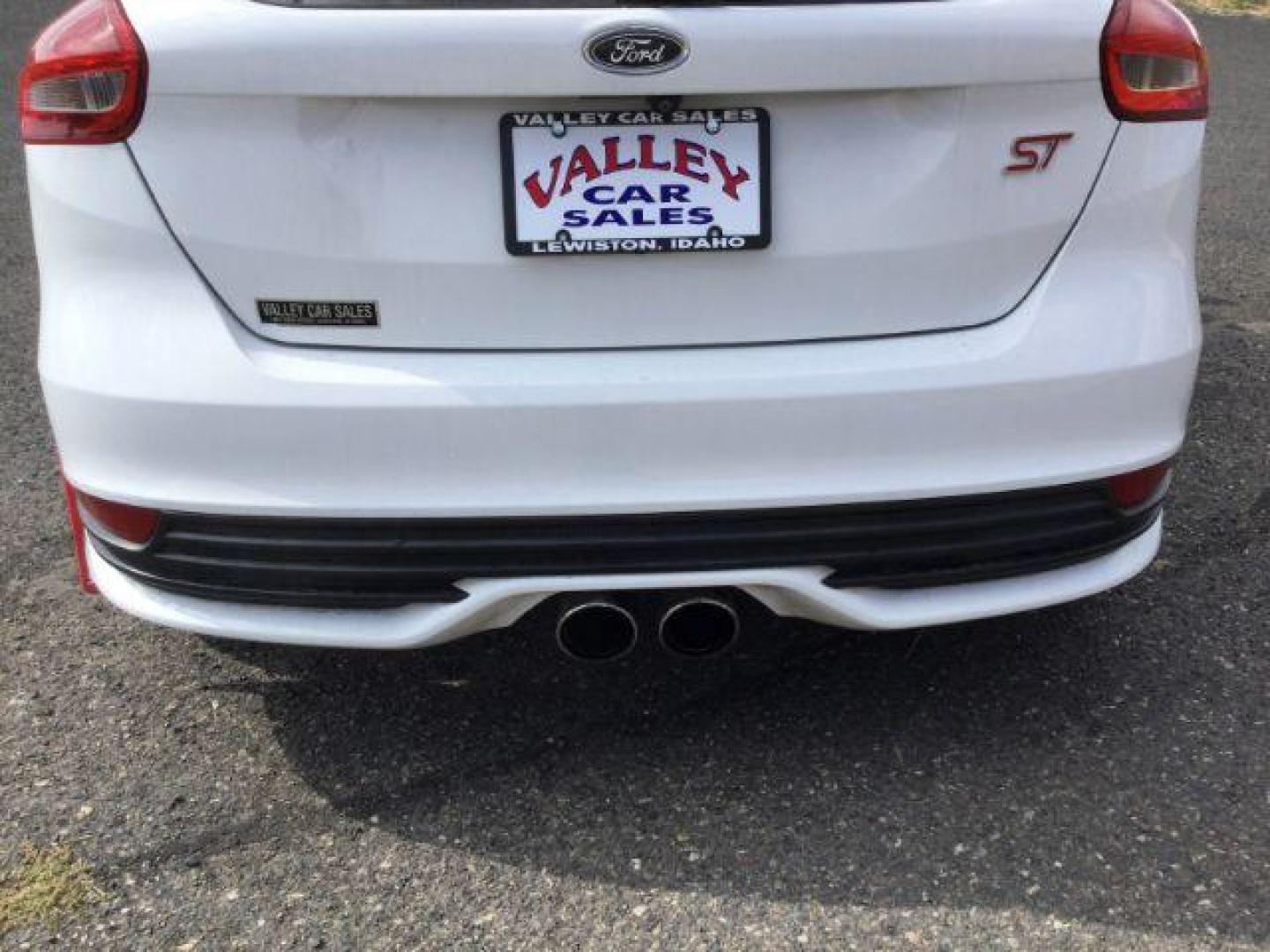 2017 Oxford White /Charcoal Black, leather Ford Focus ST Hatch (1FADP3L94HL) with an 2.0L L4 DOHC 16V engine, 6-Speed Manua transmission, located at 1801 Main Street, Lewiston, 83501, (208) 743-9371, 46.417065, -117.004799 - Photo#14