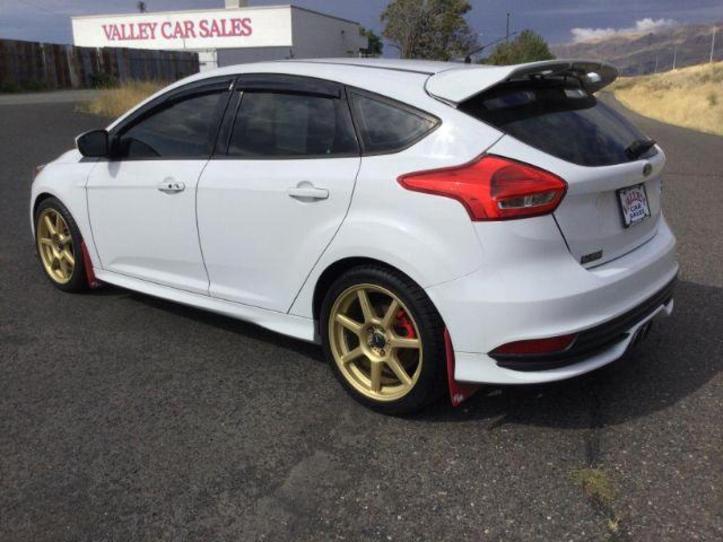 2017 Oxford White /Charcoal Black, leather Ford Focus ST Hatch (1FADP3L94HL) with an 2.0L L4 DOHC 16V engine, 6-Speed Manua transmission, located at 1801 Main Street, Lewiston, 83501, (208) 743-9371, 46.417065, -117.004799 - Photo#2