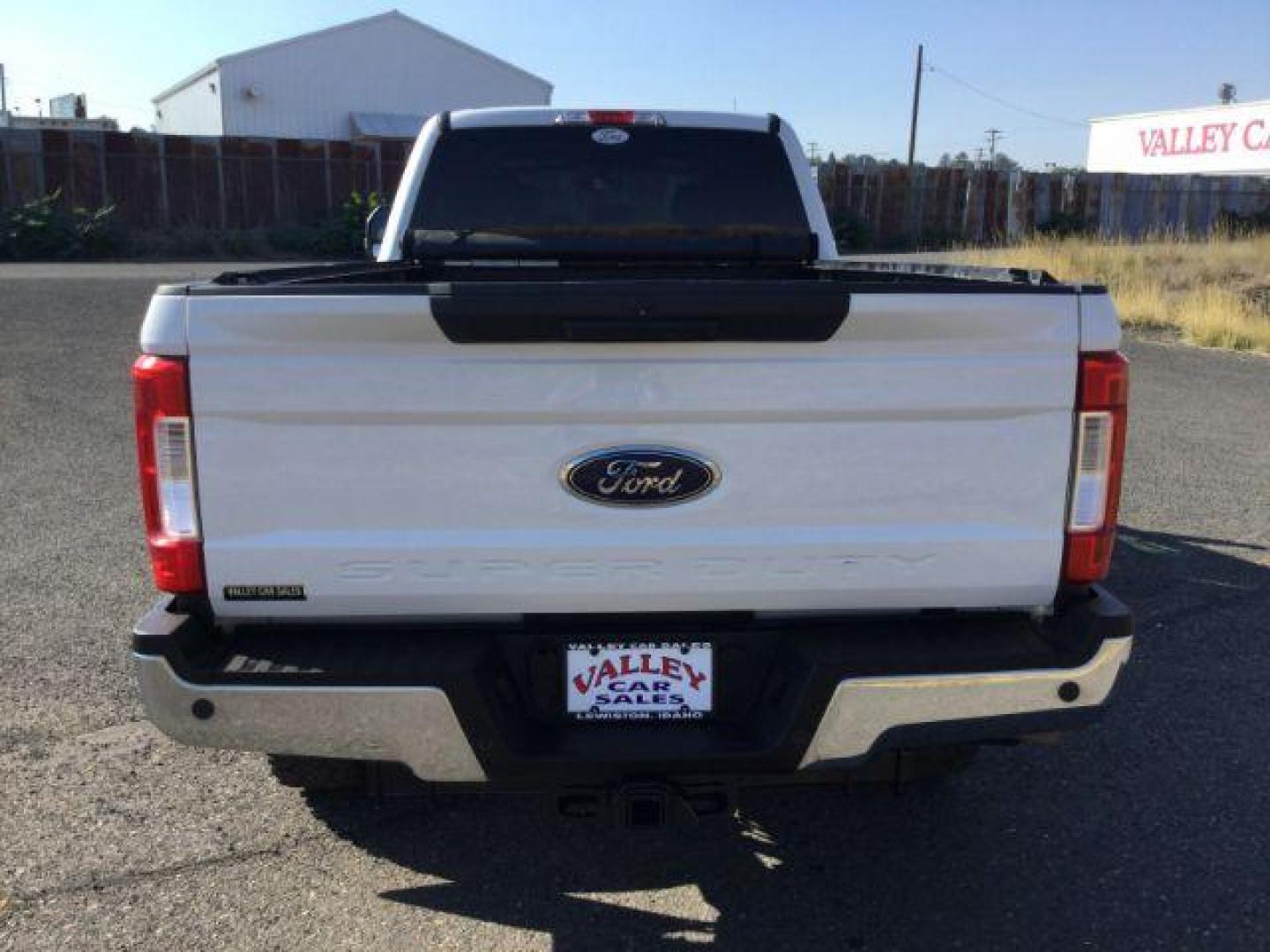 2017 Oxford White /GRAY CLOTH Ford F-350 SD XLT Crew Cab Long Bed 4WD (1FT8W3BT3HE) with an 6.7L V8 OHV 16V DIESEL engine, 6-Speed Automatic transmission, located at 1801 Main Street, Lewiston, 83501, (208) 743-9371, 46.417065, -117.004799 - Photo#15