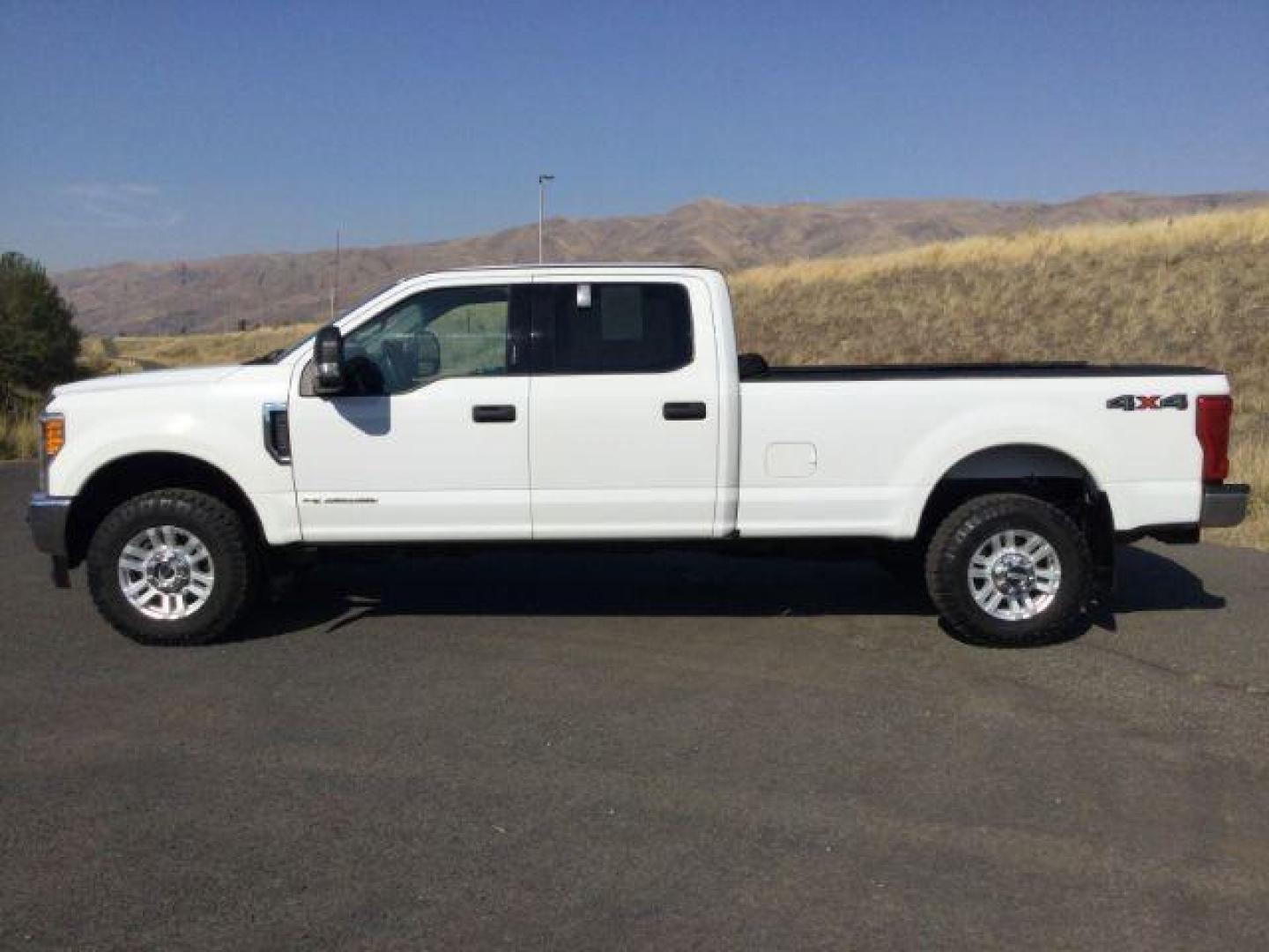 2017 Oxford White /GRAY CLOTH Ford F-350 SD XLT Crew Cab Long Bed 4WD (1FT8W3BT3HE) with an 6.7L V8 OHV 16V DIESEL engine, 6-Speed Automatic transmission, located at 1801 Main Street, Lewiston, 83501, (208) 743-9371, 46.417065, -117.004799 - Photo#1