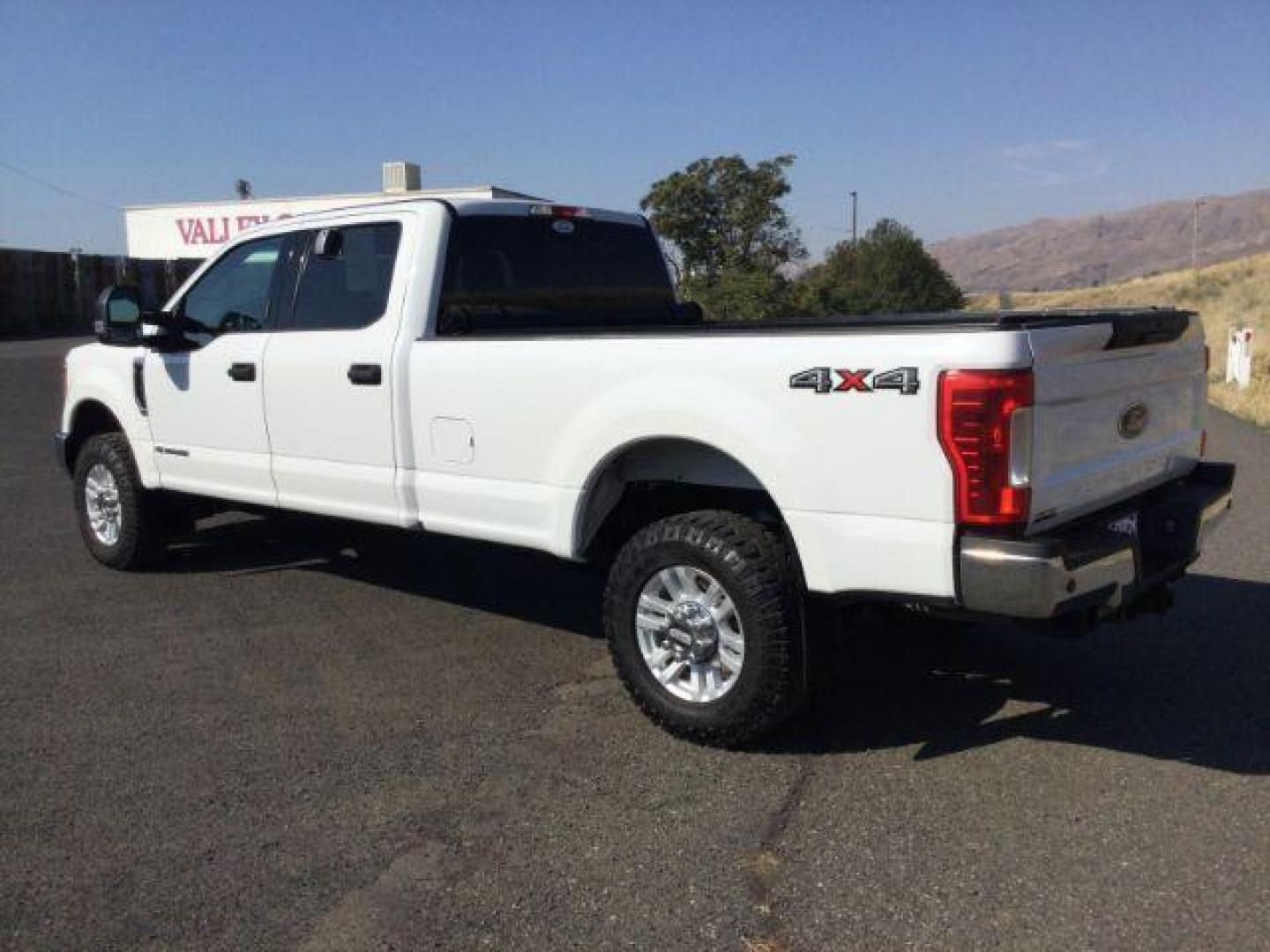 2017 Oxford White /GRAY CLOTH Ford F-350 SD XLT Crew Cab Long Bed 4WD (1FT8W3BT3HE) with an 6.7L V8 OHV 16V DIESEL engine, 6-Speed Automatic transmission, located at 1801 Main Street, Lewiston, 83501, (208) 743-9371, 46.417065, -117.004799 - Photo#2