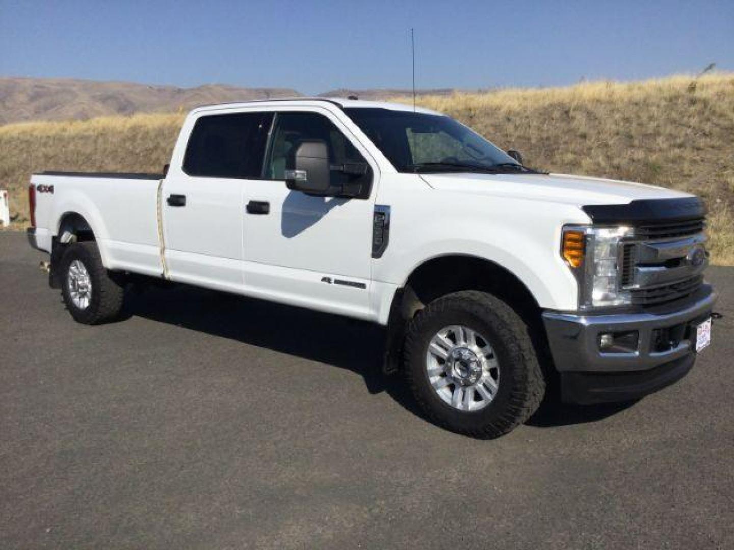 2017 Oxford White /GRAY CLOTH Ford F-350 SD XLT Crew Cab Long Bed 4WD (1FT8W3BT3HE) with an 6.7L V8 OHV 16V DIESEL engine, 6-Speed Automatic transmission, located at 1801 Main Street, Lewiston, 83501, (208) 743-9371, 46.417065, -117.004799 - Photo#6