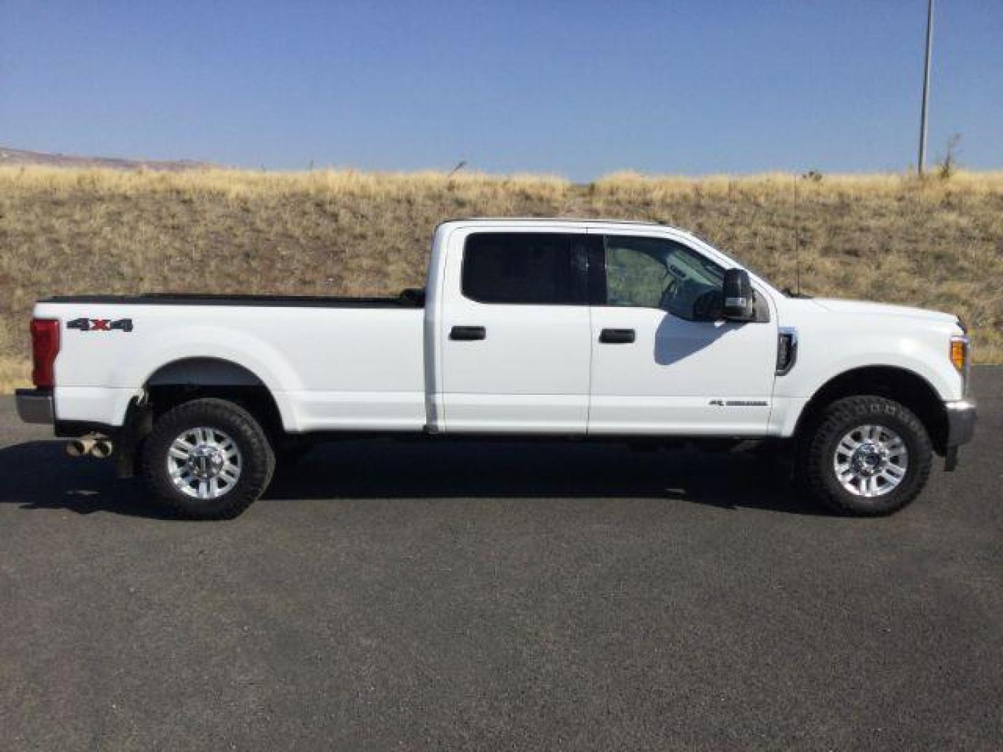 2017 Oxford White /GRAY CLOTH Ford F-350 SD XLT Crew Cab Long Bed 4WD (1FT8W3BT3HE) with an 6.7L V8 OHV 16V DIESEL engine, 6-Speed Automatic transmission, located at 1801 Main Street, Lewiston, 83501, (208) 743-9371, 46.417065, -117.004799 - Photo#7