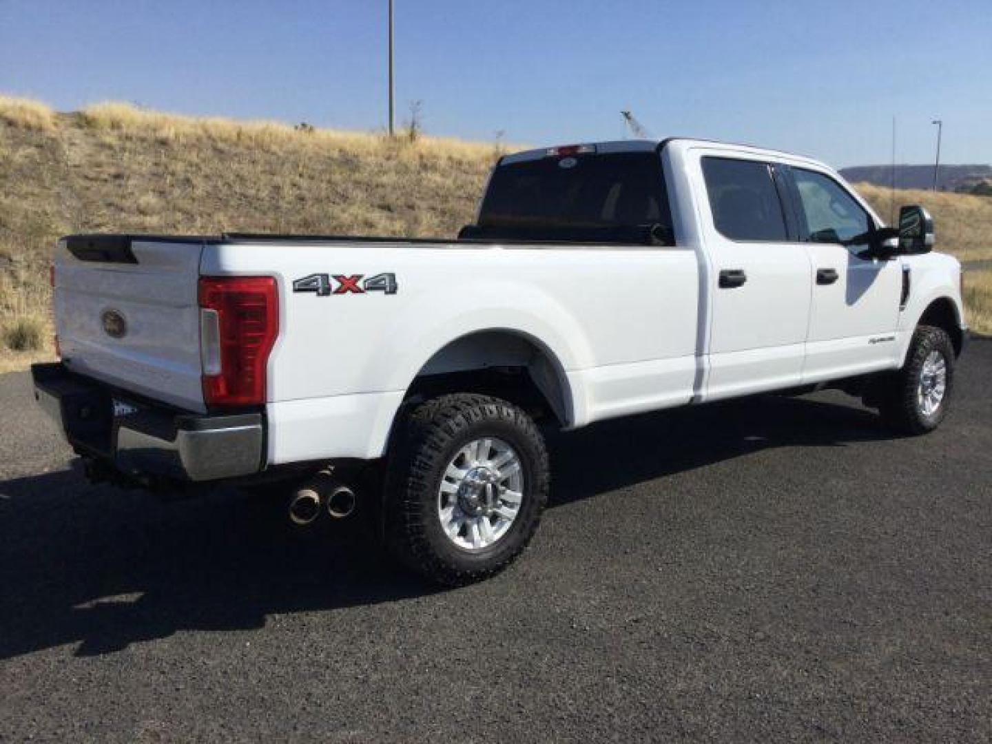 2017 Oxford White /GRAY CLOTH Ford F-350 SD XLT Crew Cab Long Bed 4WD (1FT8W3BT3HE) with an 6.7L V8 OHV 16V DIESEL engine, 6-Speed Automatic transmission, located at 1801 Main Street, Lewiston, 83501, (208) 743-9371, 46.417065, -117.004799 - Photo#8