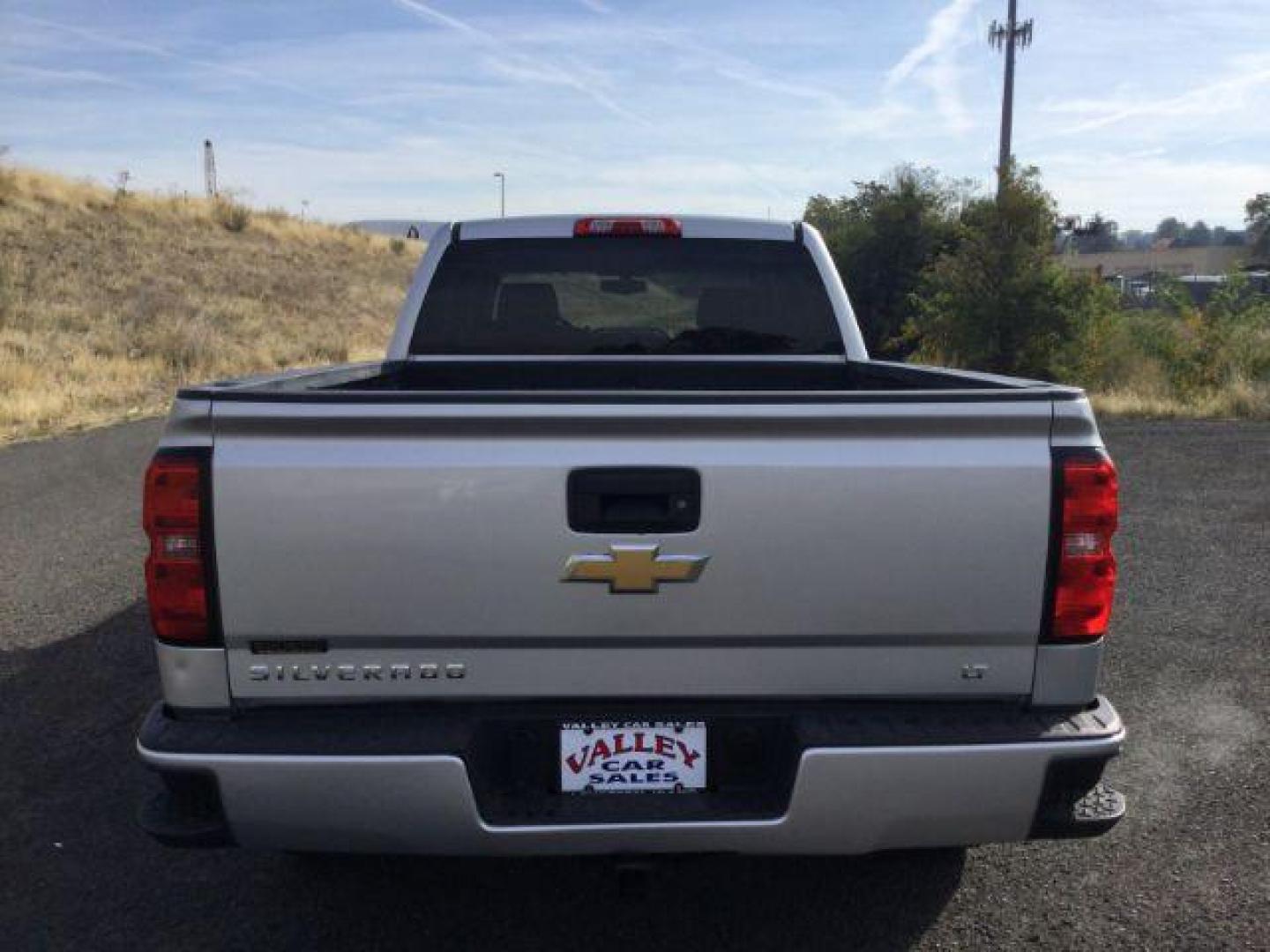 2018 Silver Ice Metallic /Jet Black, cloth Chevrolet Silverado 1500 LT Crew Cab Long Box 4WD (1GCUKREC4JF) with an 5.3L V8 OHV 16V engine, 6-Speed Automatic transmission, located at 1801 Main Street, Lewiston, 83501, (208) 743-9371, 46.417065, -117.004799 - Photo#9