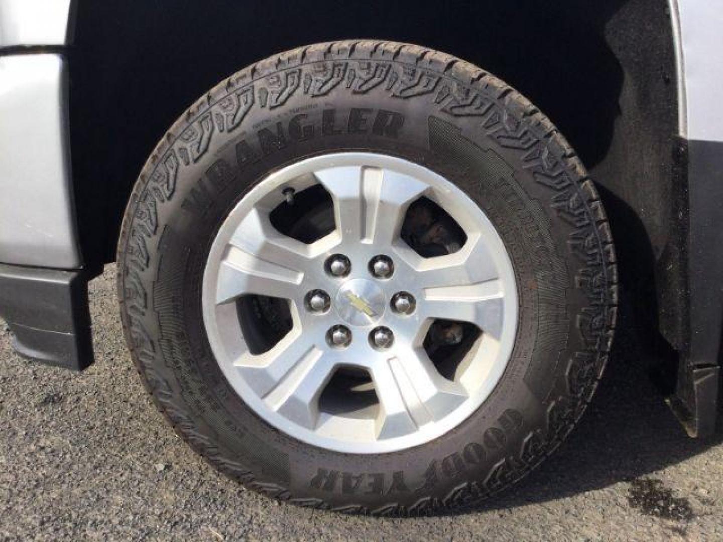 2018 Silver Ice Metallic /Jet Black, cloth Chevrolet Silverado 1500 LT Crew Cab Long Box 4WD (1GCUKREC4JF) with an 5.3L V8 OHV 16V engine, 6-Speed Automatic transmission, located at 1801 Main Street, Lewiston, 83501, (208) 743-9371, 46.417065, -117.004799 - Photo#19