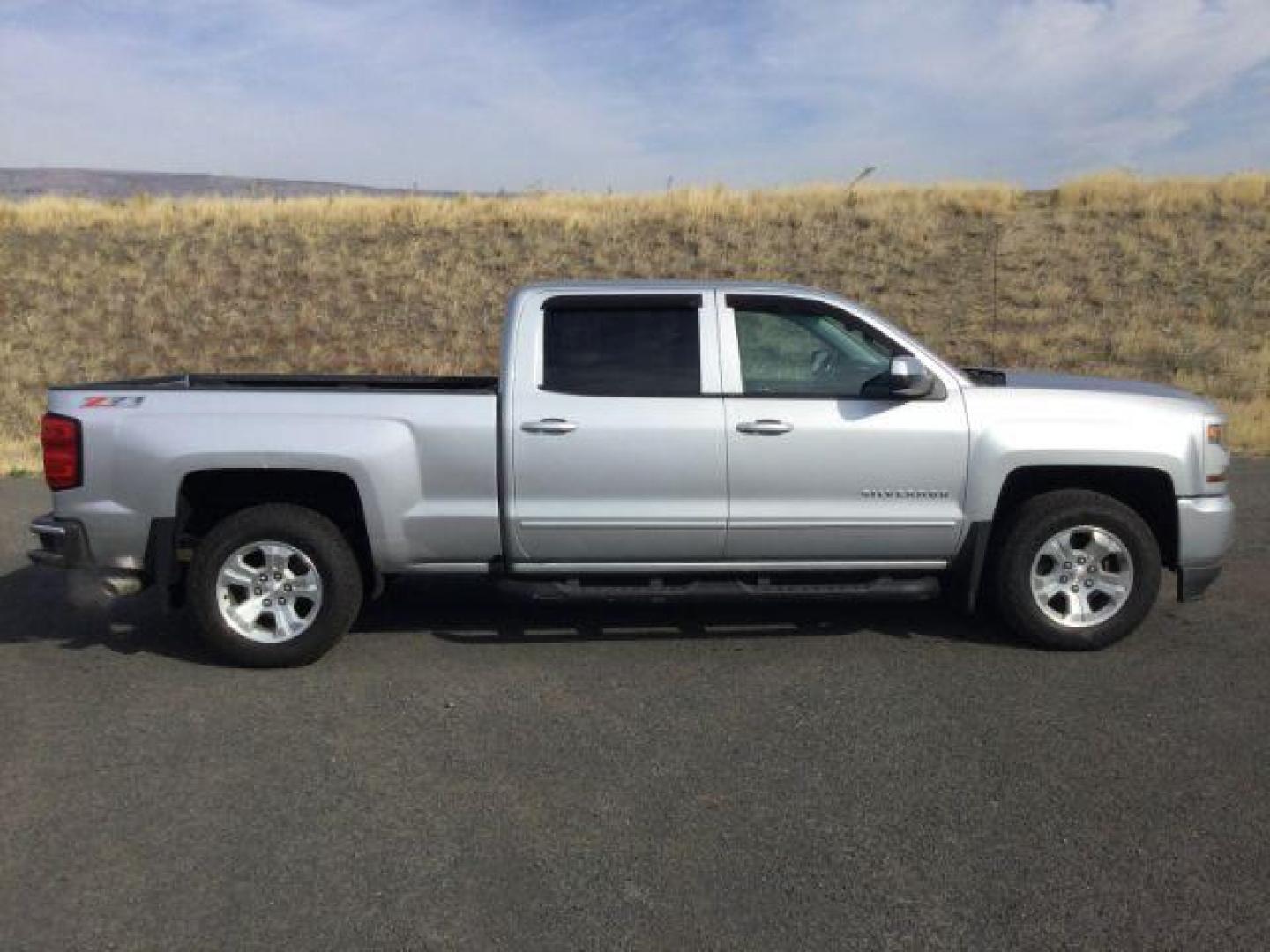 2018 Silver Ice Metallic /Jet Black, cloth Chevrolet Silverado 1500 LT Crew Cab Long Box 4WD (1GCUKREC4JF) with an 5.3L V8 OHV 16V engine, 6-Speed Automatic transmission, located at 1801 Main Street, Lewiston, 83501, (208) 743-9371, 46.417065, -117.004799 - Photo#7