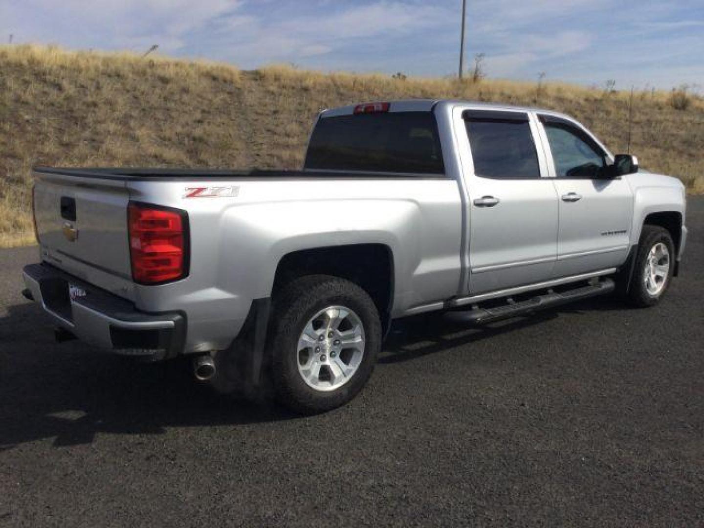 2018 Silver Ice Metallic /Jet Black, cloth Chevrolet Silverado 1500 LT Crew Cab Long Box 4WD (1GCUKREC4JF) with an 5.3L V8 OHV 16V engine, 6-Speed Automatic transmission, located at 1801 Main Street, Lewiston, 83501, (208) 743-9371, 46.417065, -117.004799 - Photo#8