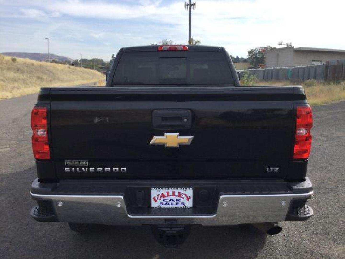 2018 Black /Jet Black, leather Chevrolet Silverado 2500HD LTZ Crew Cab 4WD (1GC1KWEG9JF) with an 6.0L V8 OHV 16V FFV engine, 6-Speed Automatic transmission, located at 1801 Main Street, Lewiston, 83501, (208) 743-9371, 46.417065, -117.004799 - Photo#12