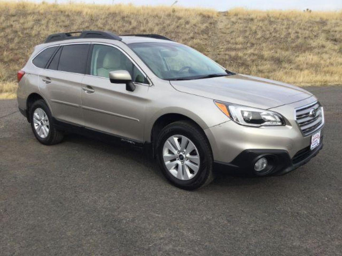 2016 Ice Silver Metallic /Warm Ivory Cloth, cloth Subaru Outback 2.5i Premium (4S4BSADC6G3) with an 2.5L H4 DOHC 16V engine, Continuously Variable Transmission transmission, located at 1801 Main Street, Lewiston, 83501, (208) 743-9371, 46.417065, -117.004799 - Photo#15