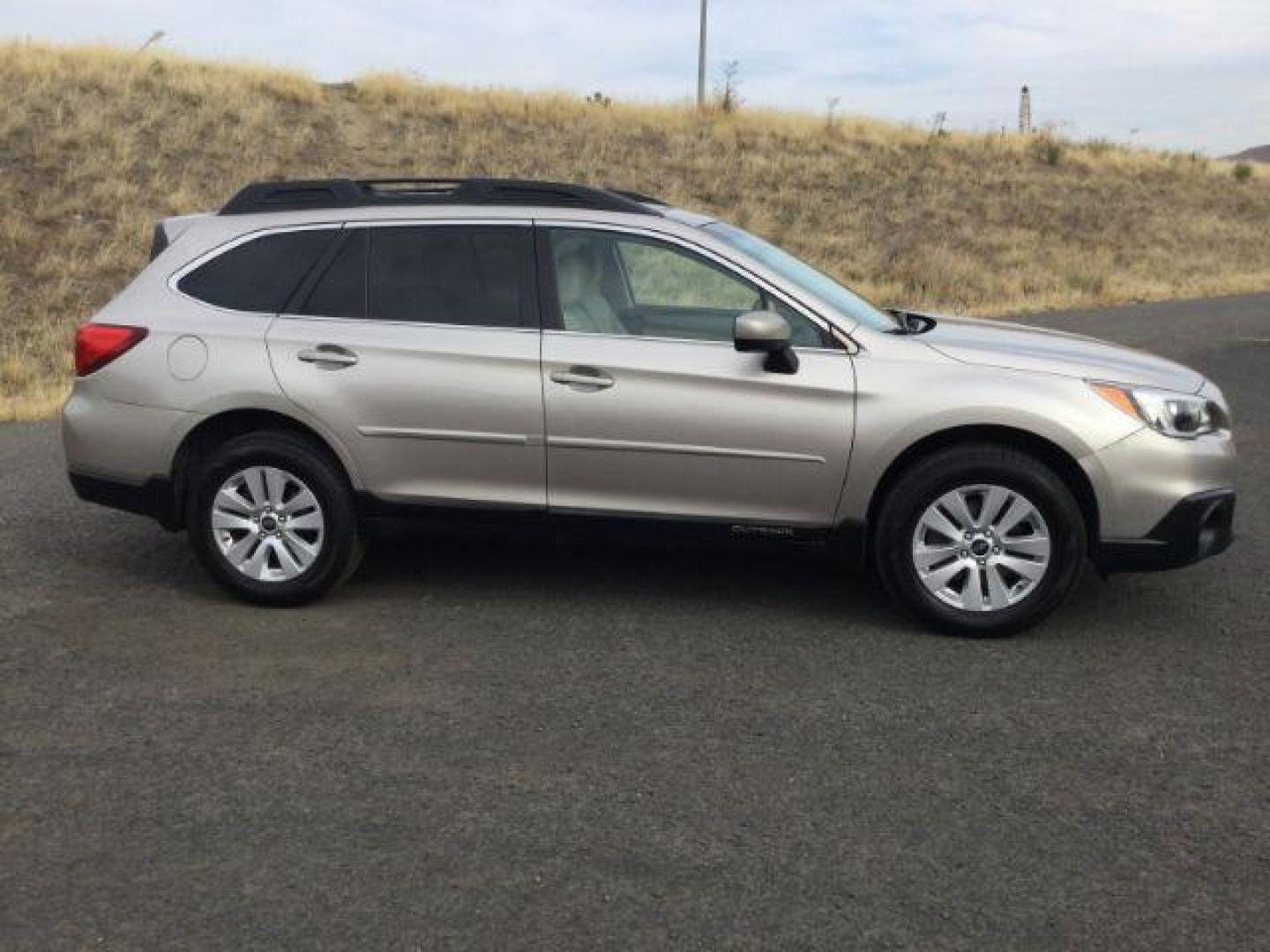 2016 Ice Silver Metallic /Warm Ivory Cloth, cloth Subaru Outback 2.5i Premium (4S4BSADC6G3) with an 2.5L H4 DOHC 16V engine, Continuously Variable Transmission transmission, located at 1801 Main Street, Lewiston, 83501, (208) 743-9371, 46.417065, -117.004799 - Photo#16