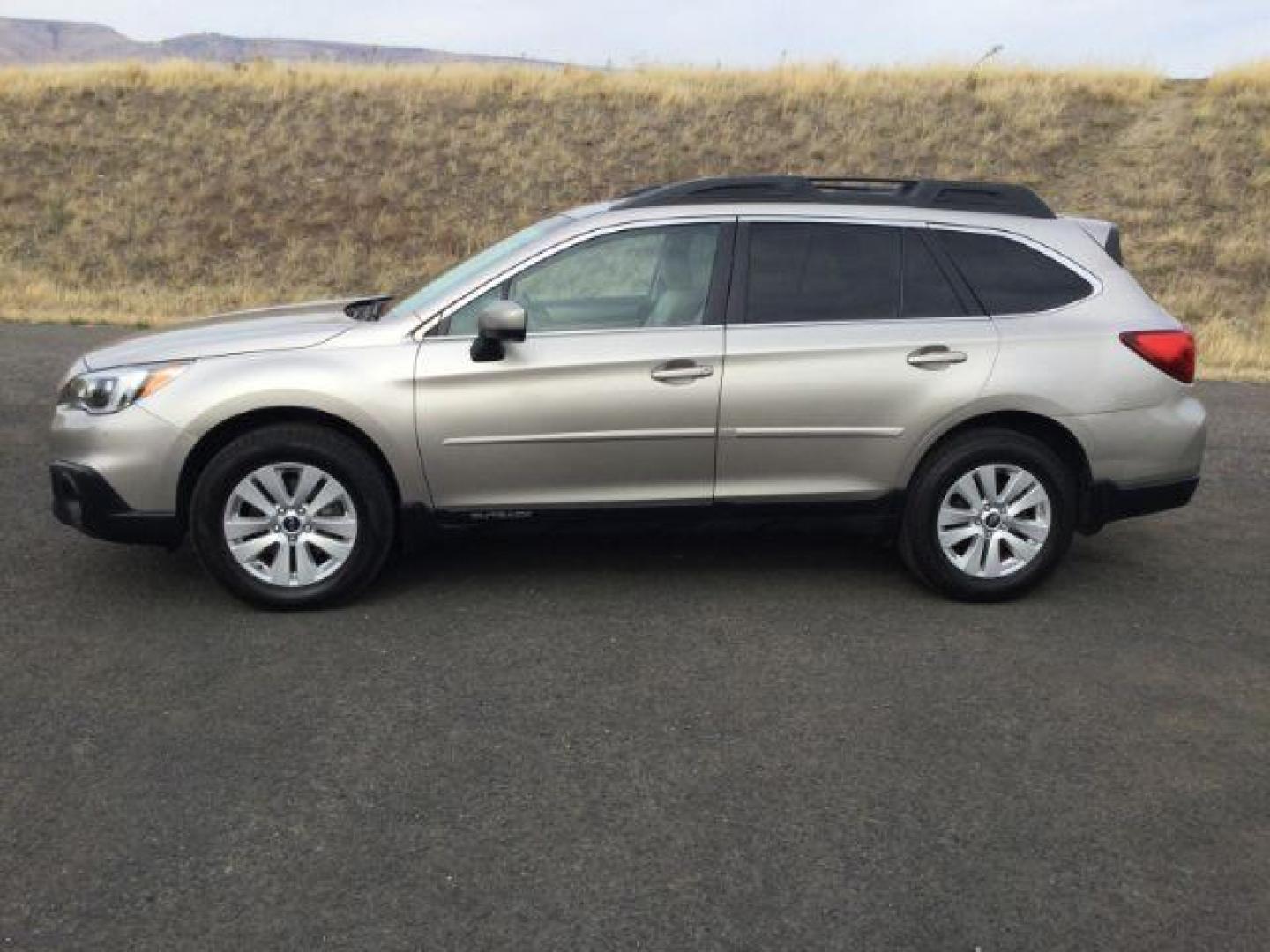 2016 Ice Silver Metallic /Warm Ivory Cloth, cloth Subaru Outback 2.5i Premium (4S4BSADC6G3) with an 2.5L H4 DOHC 16V engine, Continuously Variable Transmission transmission, located at 1801 Main Street, Lewiston, 83501, (208) 743-9371, 46.417065, -117.004799 - Photo#1