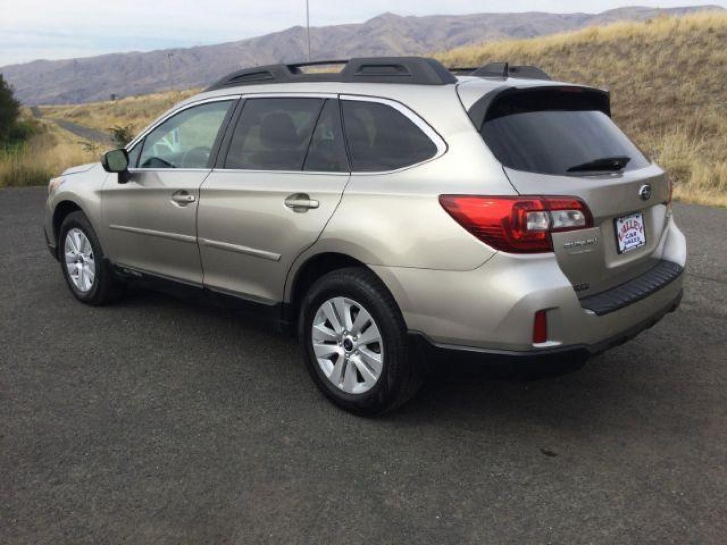 2016 Ice Silver Metallic /Warm Ivory Cloth, cloth Subaru Outback 2.5i Premium (4S4BSADC6G3) with an 2.5L H4 DOHC 16V engine, Continuously Variable Transmission transmission, located at 1801 Main Street, Lewiston, 83501, (208) 743-9371, 46.417065, -117.004799 - Photo#2