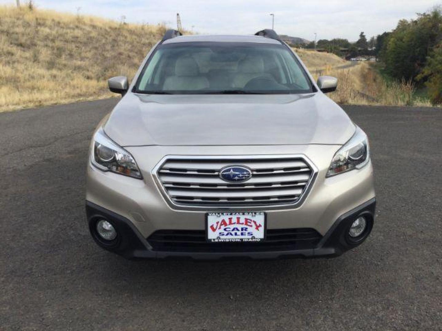 2016 Ice Silver Metallic /Warm Ivory Cloth, cloth Subaru Outback 2.5i Premium (4S4BSADC6G3) with an 2.5L H4 DOHC 16V engine, Continuously Variable Transmission transmission, located at 1801 Main Street, Lewiston, 83501, (208) 743-9371, 46.417065, -117.004799 - Photo#6