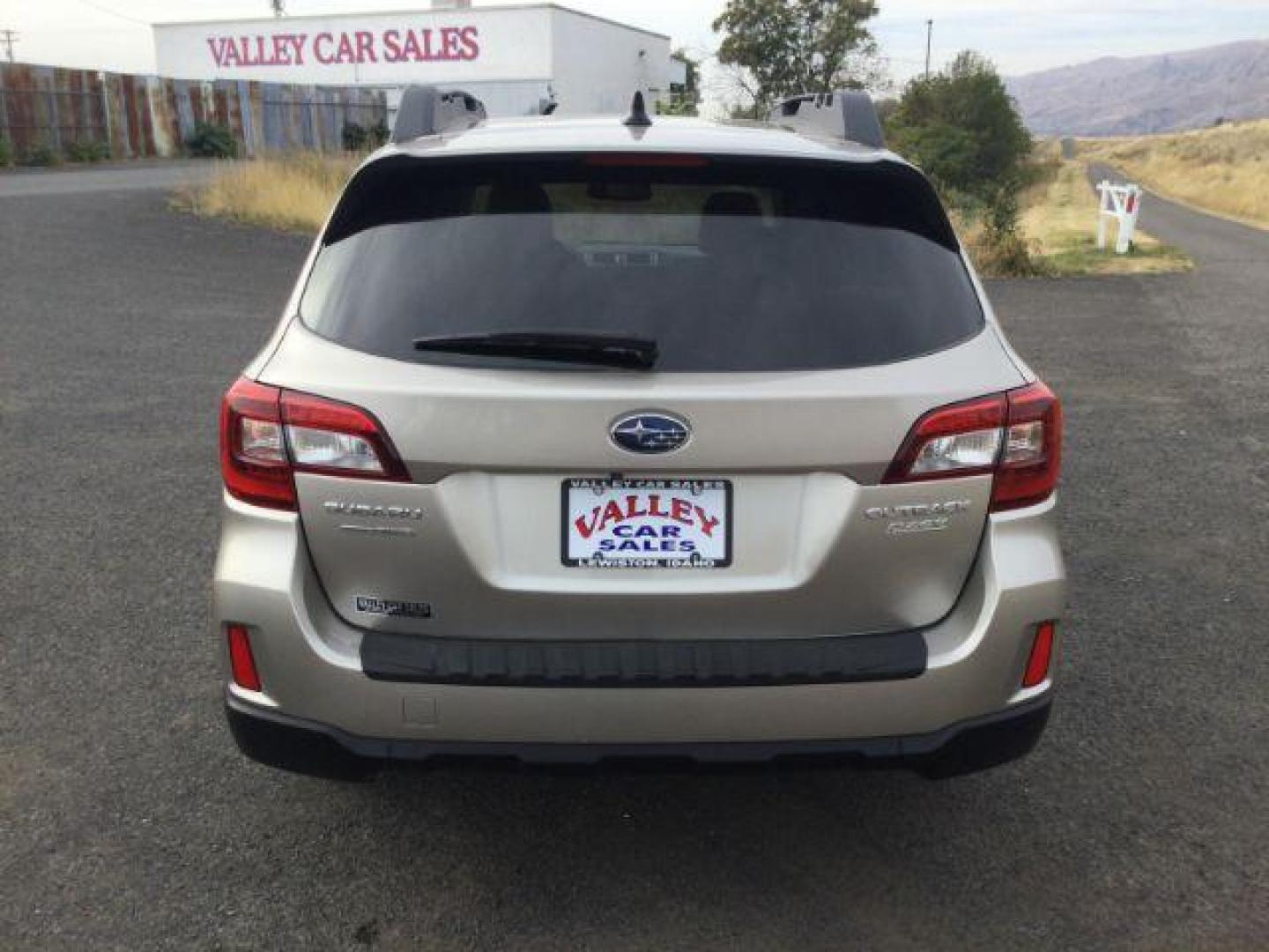 2016 Ice Silver Metallic /Warm Ivory Cloth, cloth Subaru Outback 2.5i Premium (4S4BSADC6G3) with an 2.5L H4 DOHC 16V engine, Continuously Variable Transmission transmission, located at 1801 Main Street, Lewiston, 83501, (208) 743-9371, 46.417065, -117.004799 - Photo#7