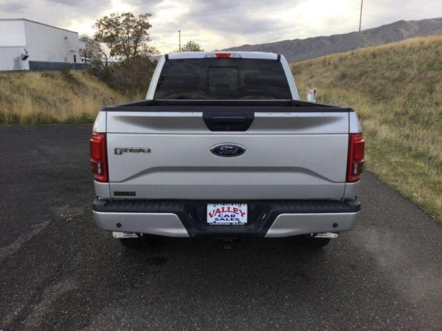 2017 Ingot Silver Metallic /Black, premium cloth Ford F-150 XLT SuperCrew 6.5-ft. Bed 4WD (1FTFW1EG3HK) with an 3.5 V6 engine, 10-speed automatic transmission, located at 1801 Main Street, Lewiston, 83501, (208) 743-9371, 46.417065, -117.004799 - Photo#3