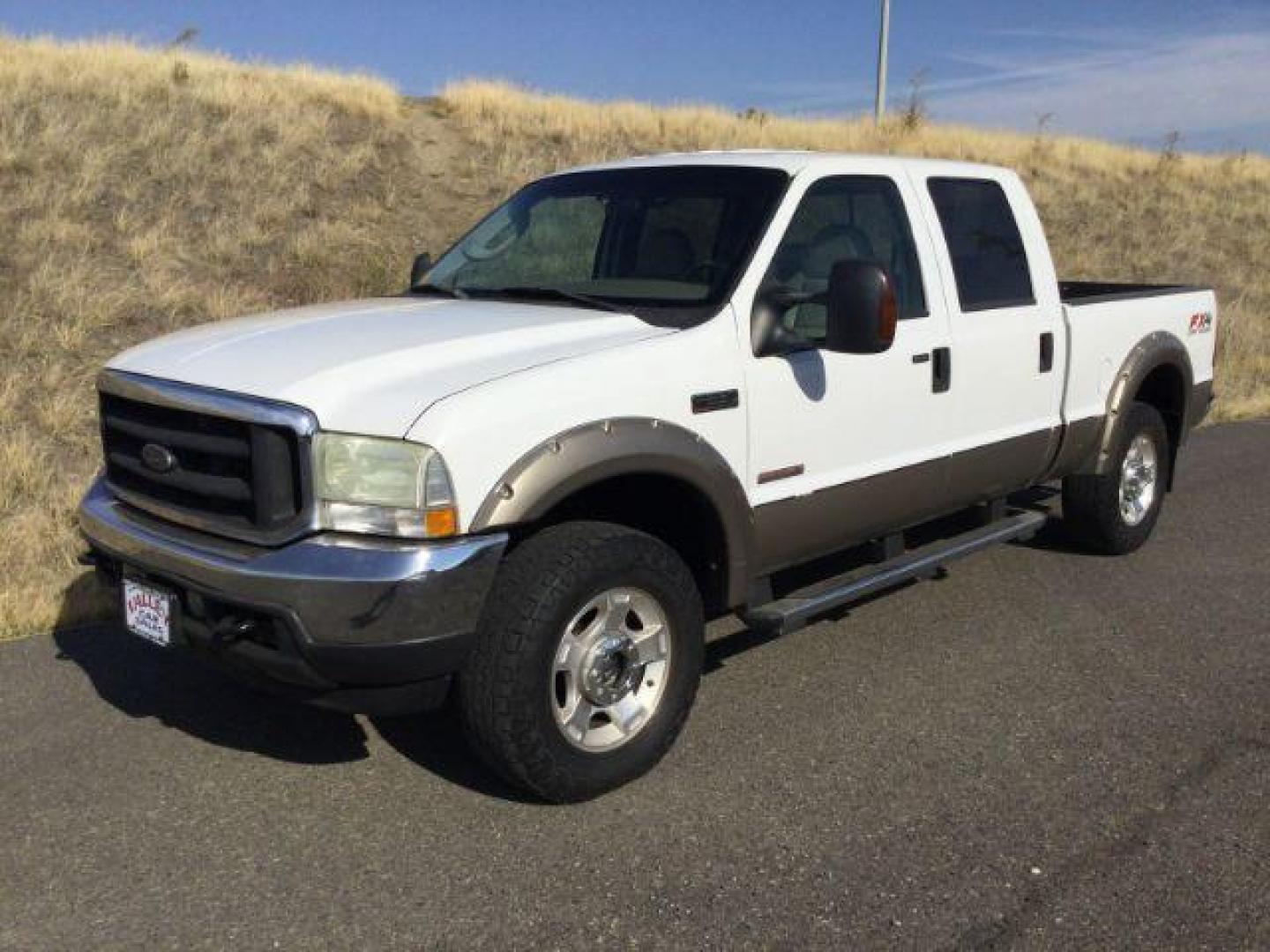 2004 Oxford White/Arizona Beige Metallic /Castano Leather Interior Ford F-250 SD Lariat Crew Cab 4WD (1FTNW21P54E) with an 6.0L V8 OHV 32V TURBO DIESEL engine, 5-Speed Automatic transmission, located at 1801 Main Street, Lewiston, 83501, (208) 743-9371, 46.417065, -117.004799 - Photo#0