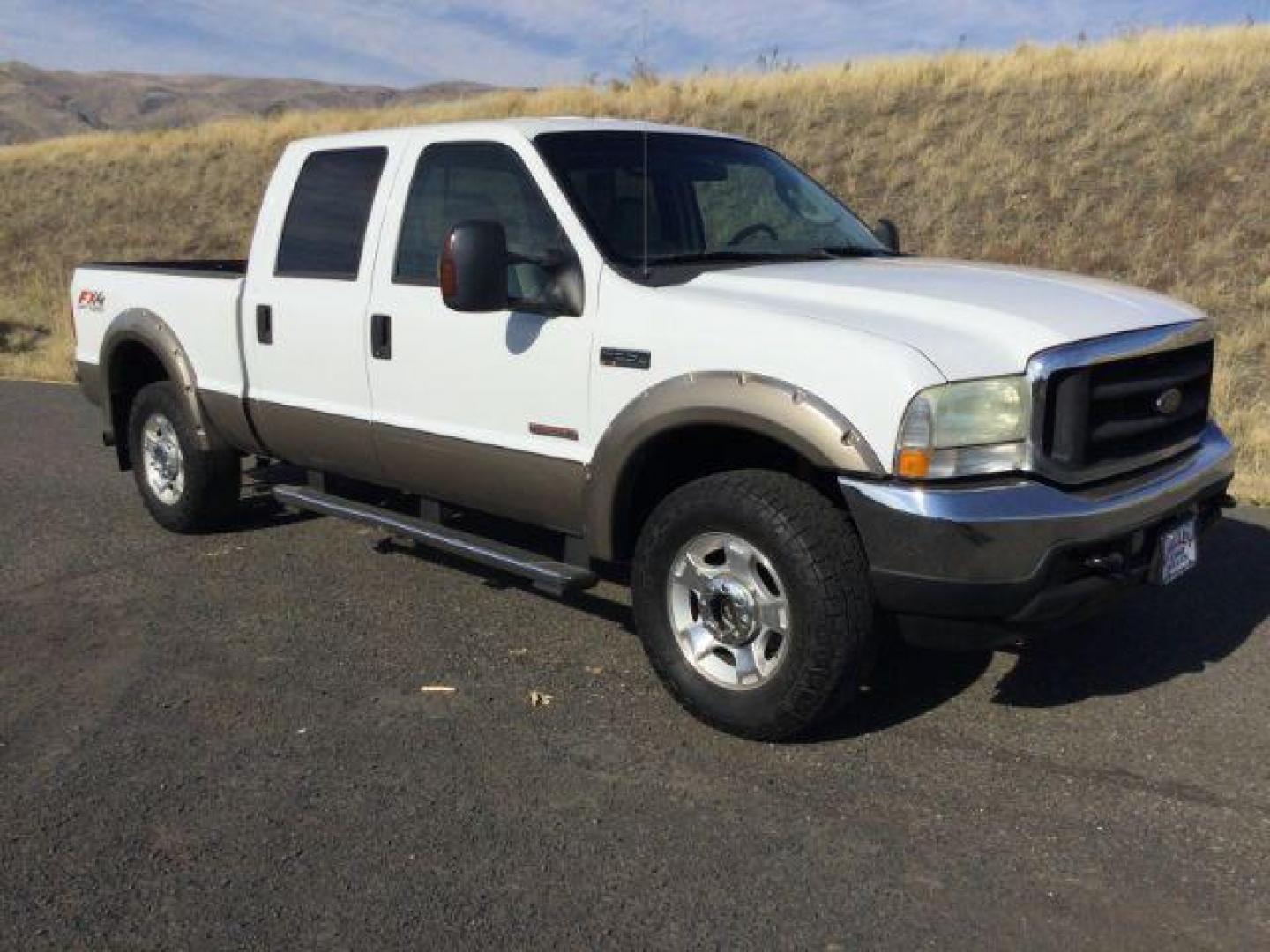 2004 Oxford White/Arizona Beige Metallic /Castano Leather Interior Ford F-250 SD Lariat Crew Cab 4WD (1FTNW21P54E) with an 6.0L V8 OHV 32V TURBO DIESEL engine, 5-Speed Automatic transmission, located at 1801 Main Street, Lewiston, 83501, (208) 743-9371, 46.417065, -117.004799 - Photo#9