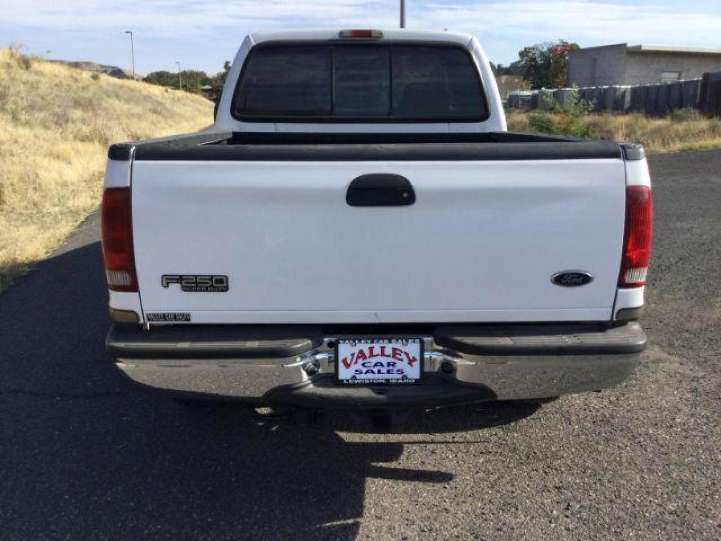 2004 Oxford White/Arizona Beige Metallic /Castano Leather Interior Ford F-250 SD Lariat Crew Cab 4WD (1FTNW21P54E) with an 6.0L V8 OHV 32V TURBO DIESEL engine, 5-Speed Automatic transmission, located at 1801 Main Street, Lewiston, 83501, (208) 743-9371, 46.417065, -117.004799 - Photo#11