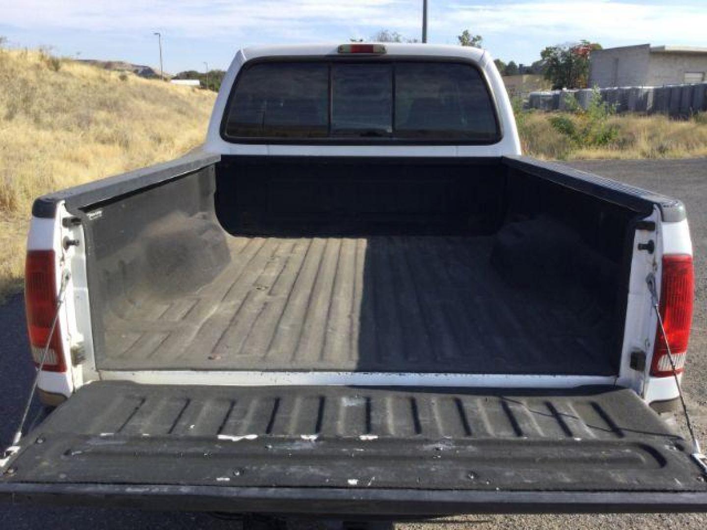 2004 Oxford White/Arizona Beige Metallic /Castano Leather Interior Ford F-250 SD Lariat Crew Cab 4WD (1FTNW21P54E) with an 6.0L V8 OHV 32V TURBO DIESEL engine, 5-Speed Automatic transmission, located at 1801 Main Street, Lewiston, 83501, (208) 743-9371, 46.417065, -117.004799 - Photo#12