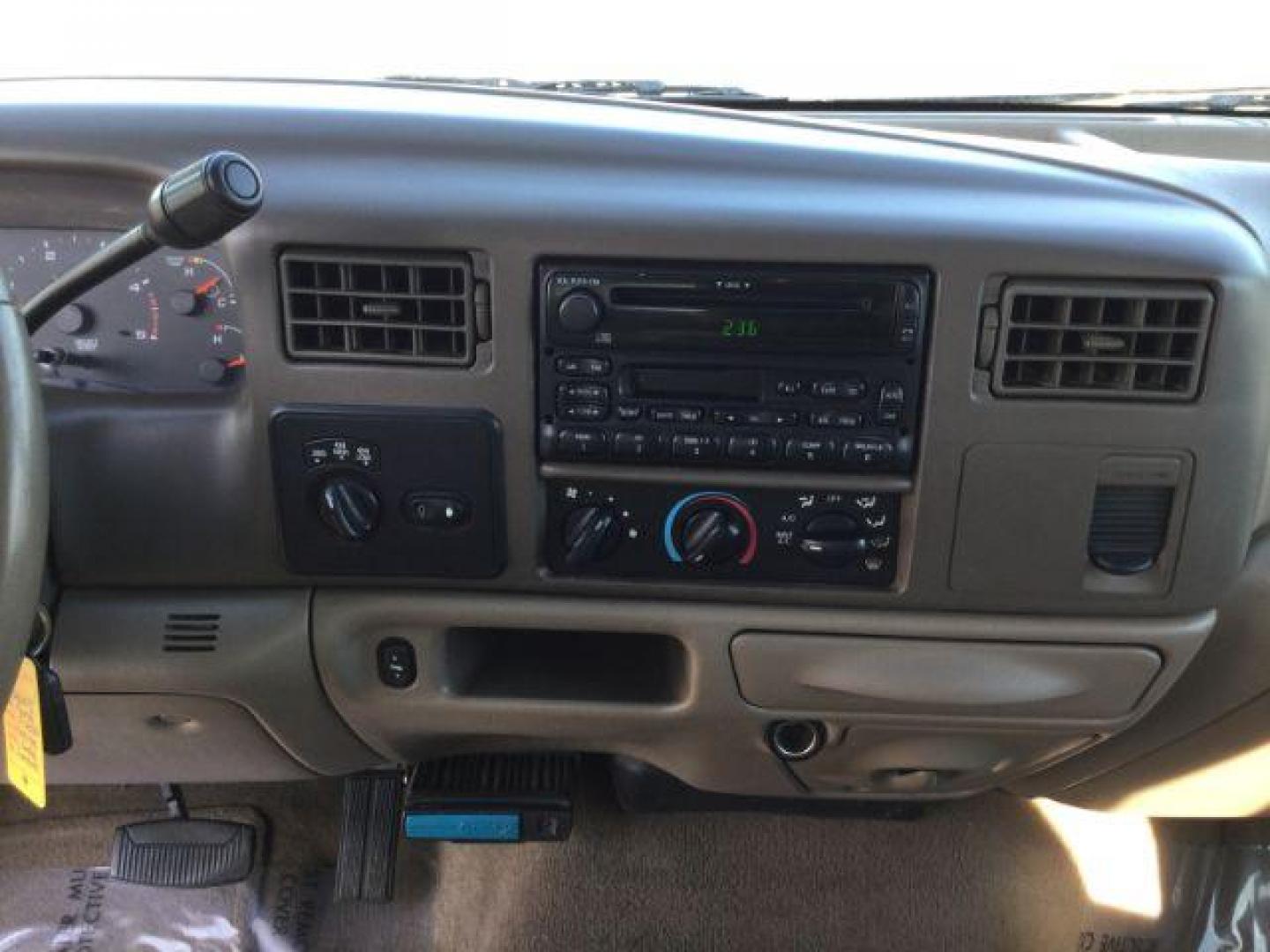 2004 Oxford White/Arizona Beige Metallic /Castano Leather Interior Ford F-250 SD Lariat Crew Cab 4WD (1FTNW21P54E) with an 6.0L V8 OHV 32V TURBO DIESEL engine, 5-Speed Automatic transmission, located at 1801 Main Street, Lewiston, 83501, (208) 743-9371, 46.417065, -117.004799 - Photo#17