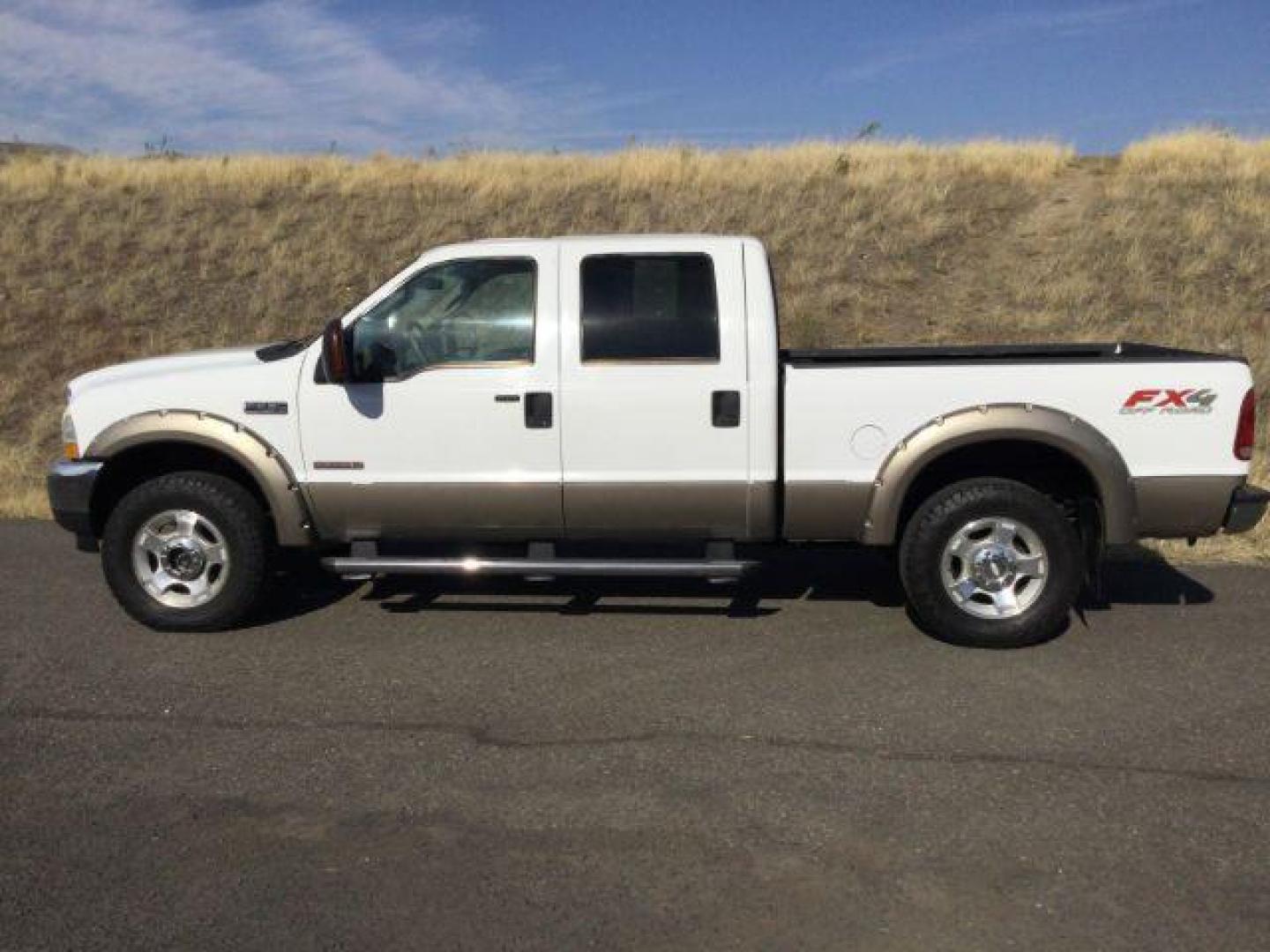 2004 Oxford White/Arizona Beige Metallic /Castano Leather Interior Ford F-250 SD Lariat Crew Cab 4WD (1FTNW21P54E) with an 6.0L V8 OHV 32V TURBO DIESEL engine, 5-Speed Automatic transmission, located at 1801 Main Street, Lewiston, 83501, (208) 743-9371, 46.417065, -117.004799 - Photo#1