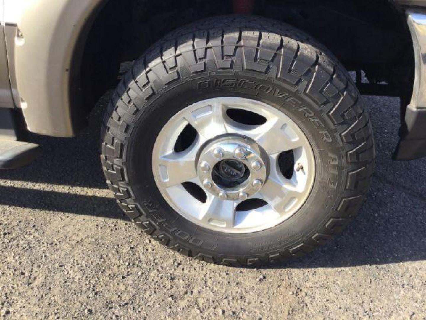 2004 Oxford White/Arizona Beige Metallic /Castano Leather Interior Ford F-250 SD Lariat Crew Cab 4WD (1FTNW21P54E) with an 6.0L V8 OHV 32V TURBO DIESEL engine, 5-Speed Automatic transmission, located at 1801 Main Street, Lewiston, 83501, (208) 743-9371, 46.417065, -117.004799 - Photo#22