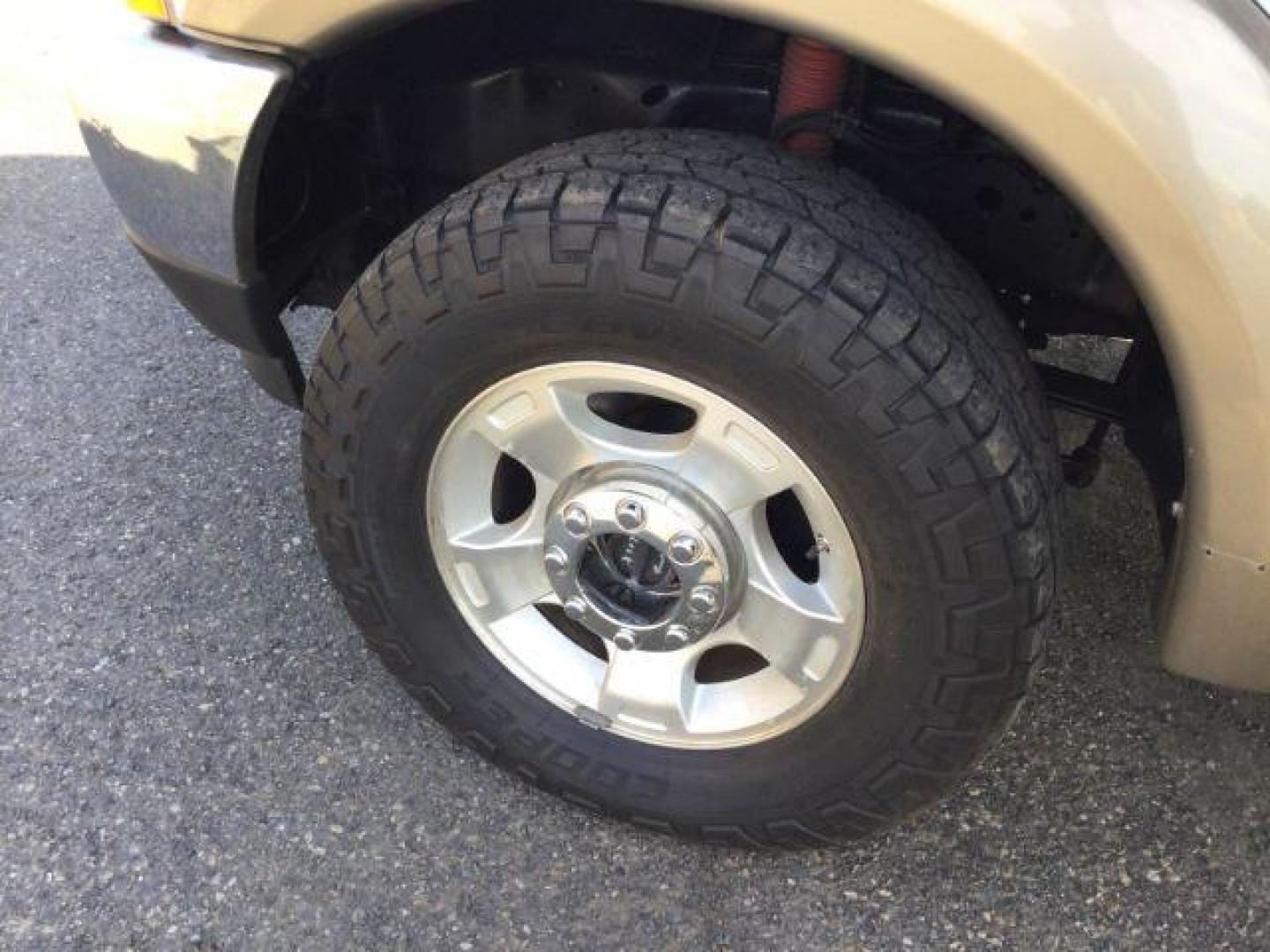 2004 Oxford White/Arizona Beige Metallic /Castano Leather Interior Ford F-250 SD Lariat Crew Cab 4WD (1FTNW21P54E) with an 6.0L V8 OHV 32V TURBO DIESEL engine, 5-Speed Automatic transmission, located at 1801 Main Street, Lewiston, 83501, (208) 743-9371, 46.417065, -117.004799 - Photo#24