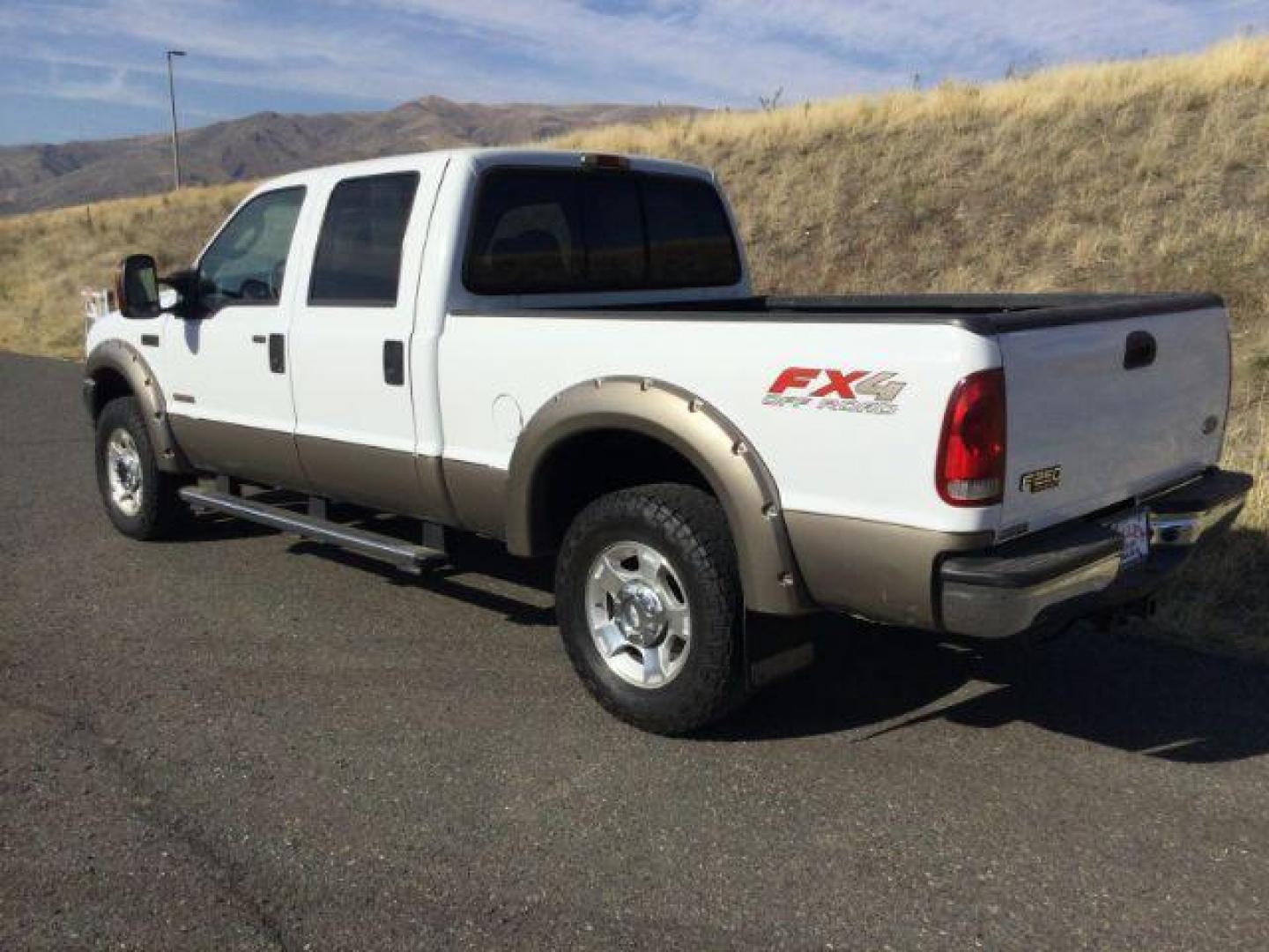 2004 Oxford White/Arizona Beige Metallic /Castano Leather Interior Ford F-250 SD Lariat Crew Cab 4WD (1FTNW21P54E) with an 6.0L V8 OHV 32V TURBO DIESEL engine, 5-Speed Automatic transmission, located at 1801 Main Street, Lewiston, 83501, (208) 743-9371, 46.417065, -117.004799 - Photo#2