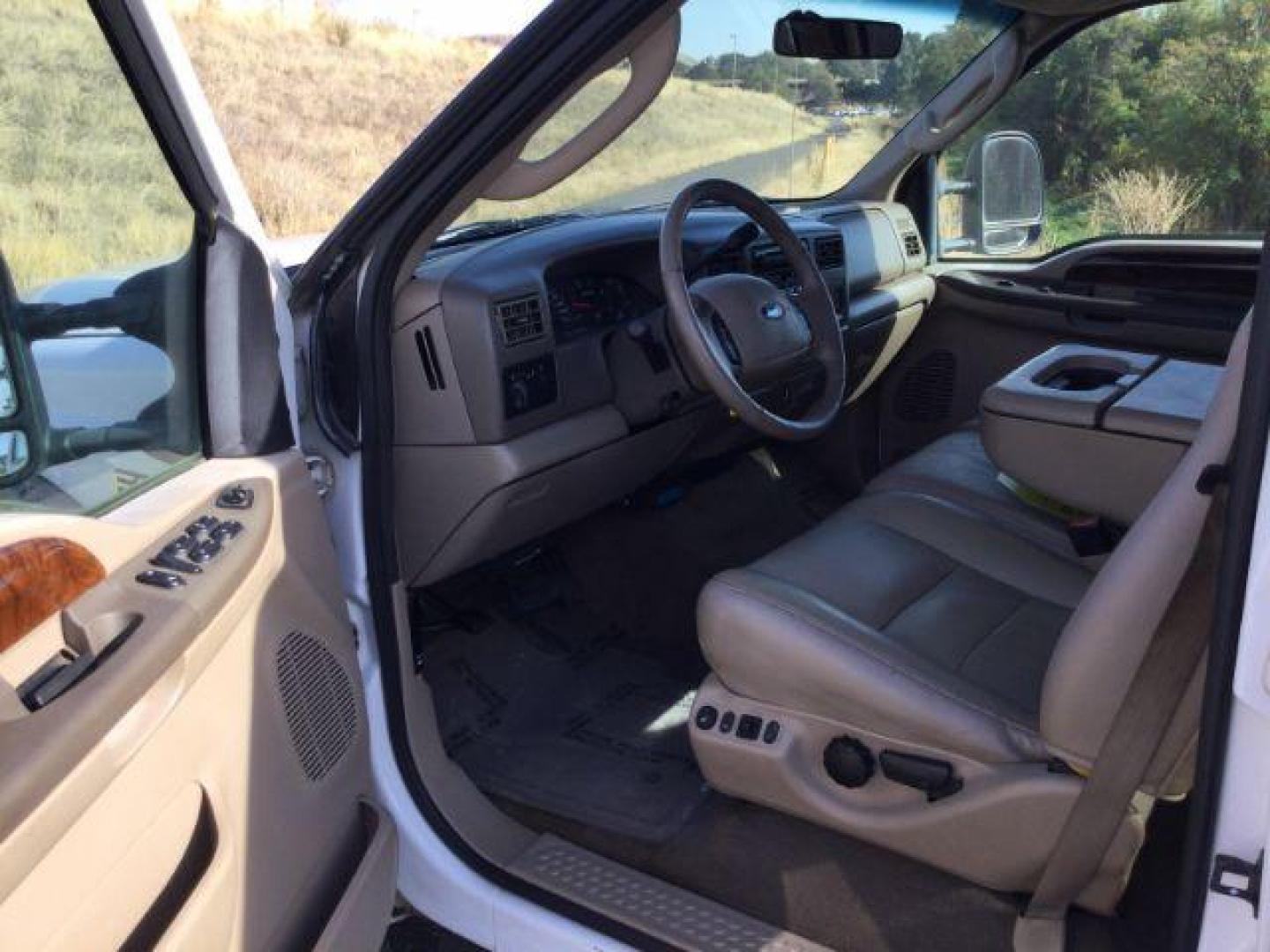 2004 Oxford White/Arizona Beige Metallic /Castano Leather Interior Ford F-250 SD Lariat Crew Cab 4WD (1FTNW21P54E) with an 6.0L V8 OHV 32V TURBO DIESEL engine, 5-Speed Automatic transmission, located at 1801 Main Street, Lewiston, 83501, (208) 743-9371, 46.417065, -117.004799 - Photo#3